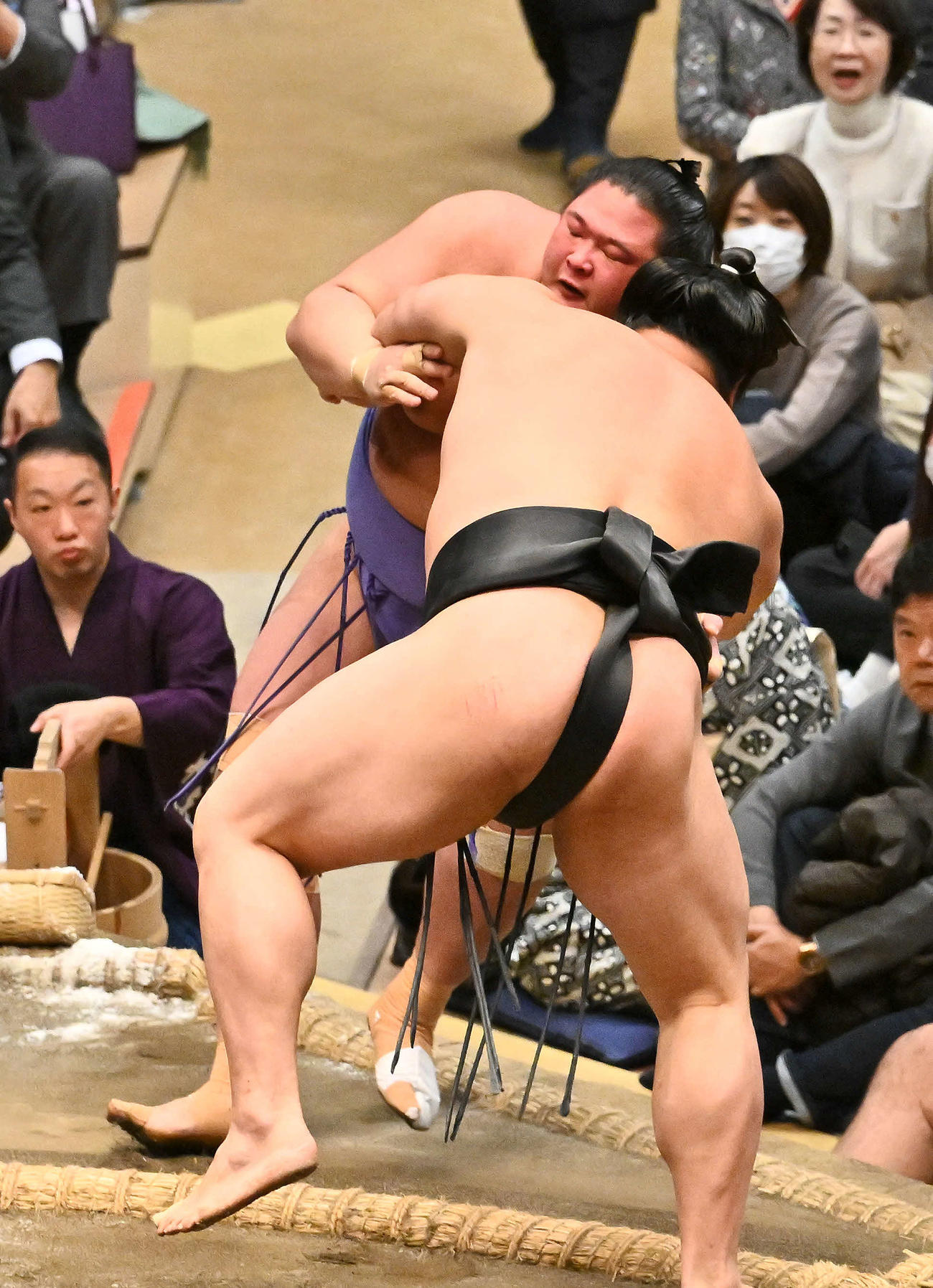 欧勝海（後方）は若元春に寄り切りで敗れる（撮影・滝沢徹郎）