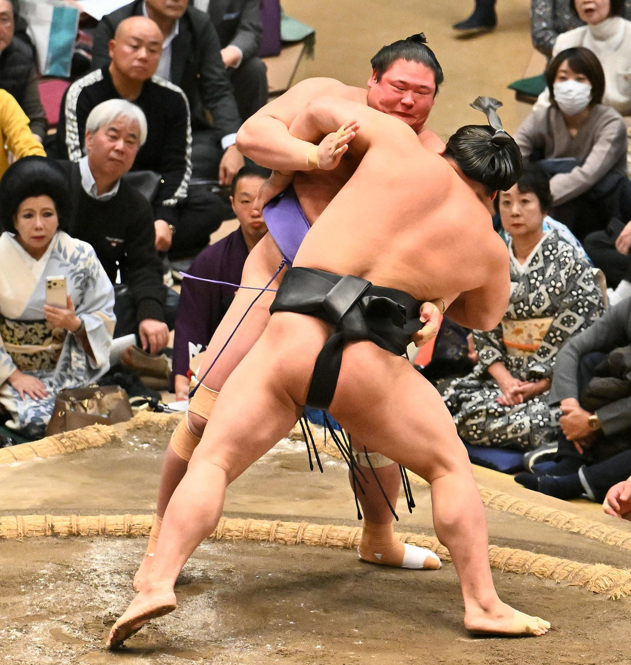 欧勝海（後方）は若元春に寄り切りで敗れる（撮影・滝沢徹郎）