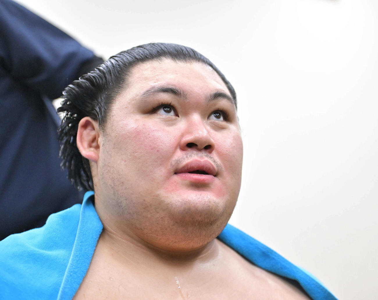 支度部屋で取材に応える大の里