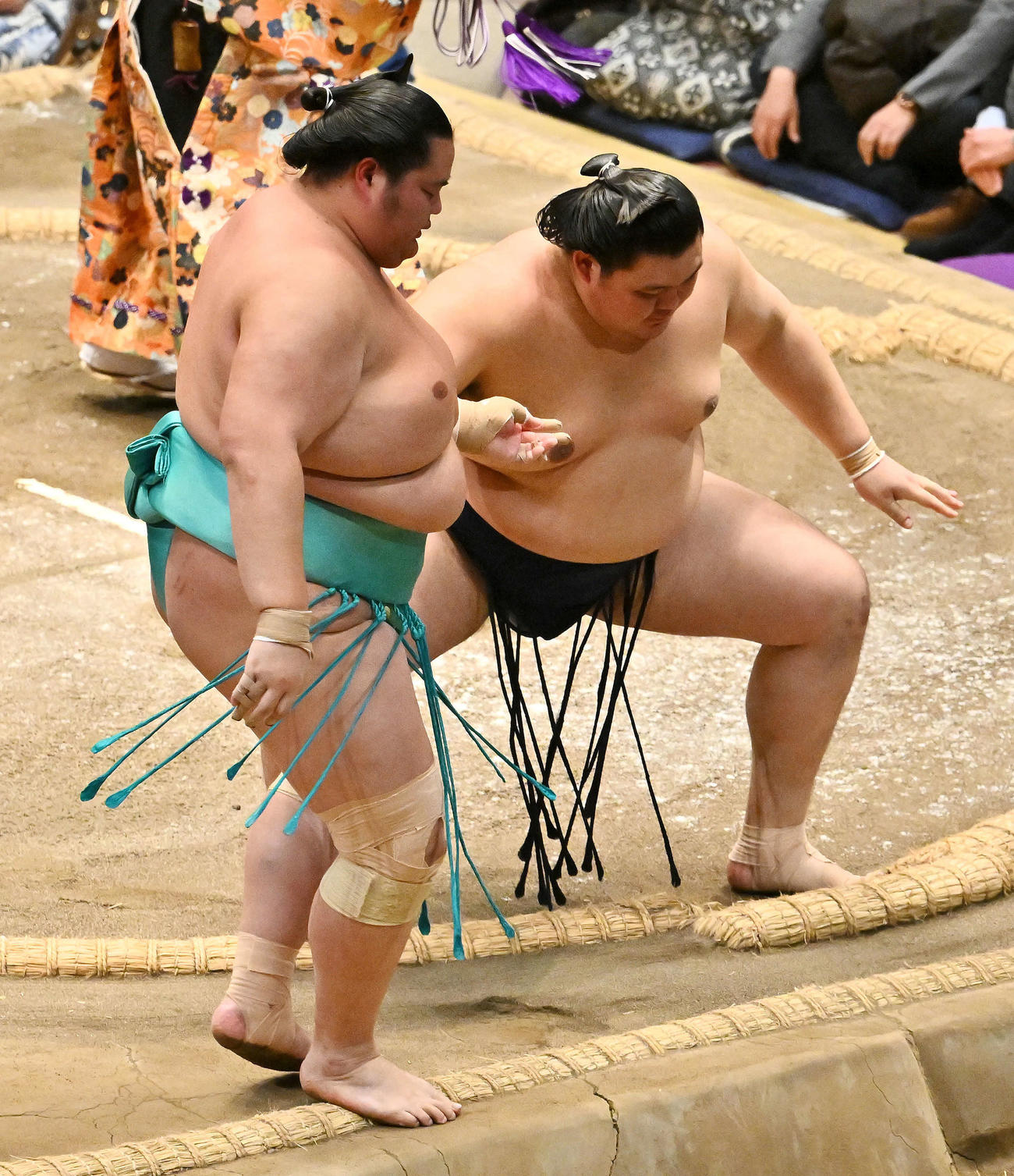 大の里（右）は琴桜を寄り切りで破る（撮影・滝沢徹郎）