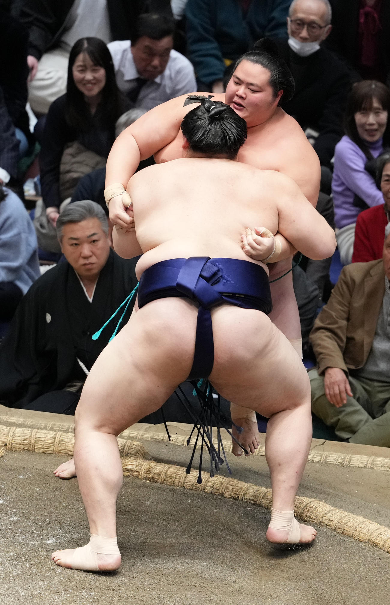 大の里（手前）は琴桜を寄り切りで下す（撮影・小沢裕）