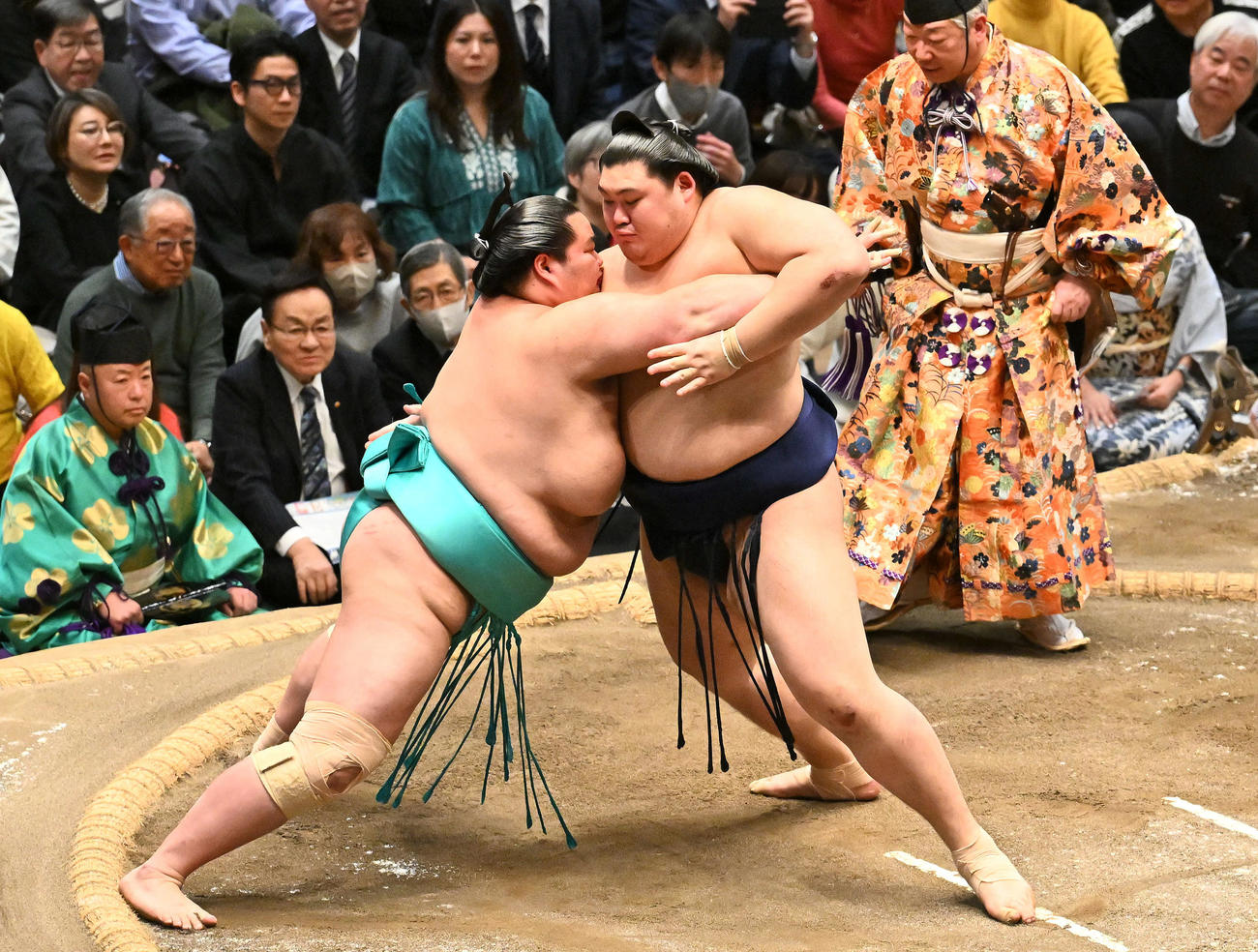 大の里（右）は琴桜を攻め立てる（撮影・滝沢徹郎）