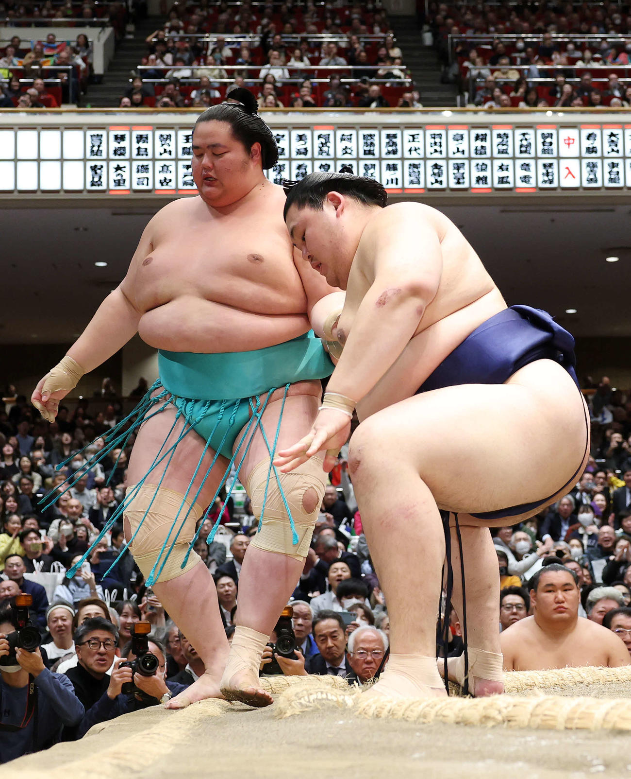 琴桜（左）を寄り切りで破る大の里（撮影・鈴木正人）　