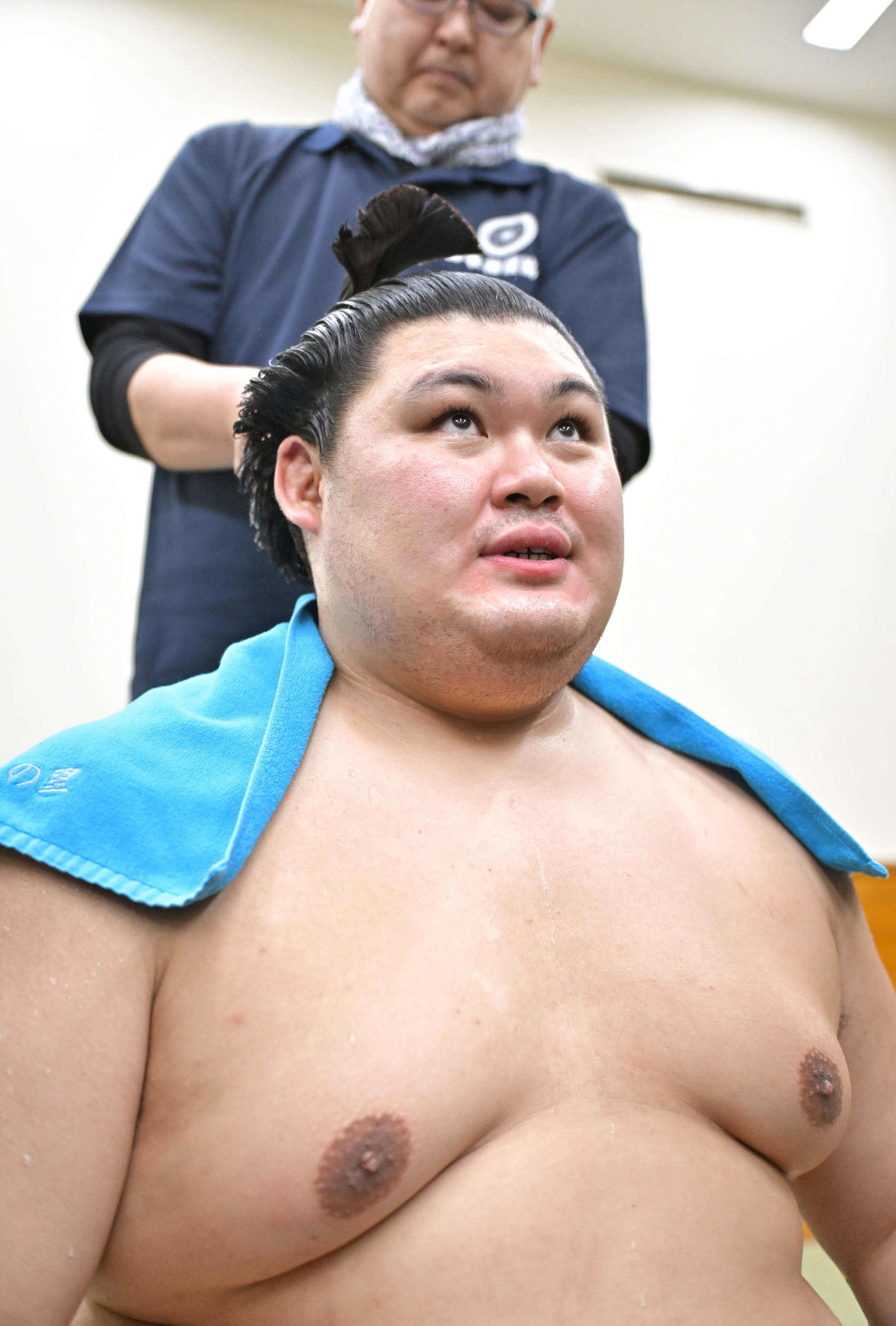 支度部屋で取材に応える大の里