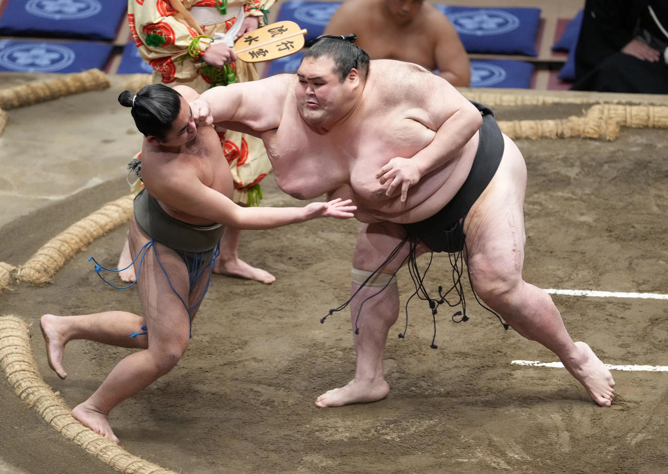 謙豊（右）は押し出しで山田を下す（撮影・小沢裕）
