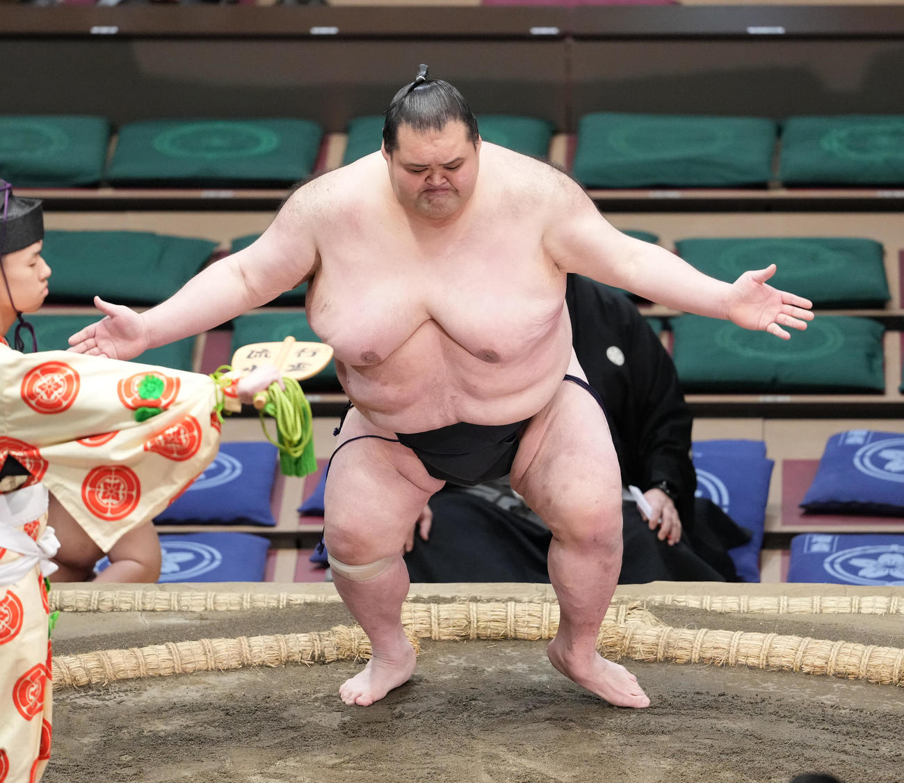 塵手水（ちりちょうず）を切る謙豊（撮影・小沢裕）