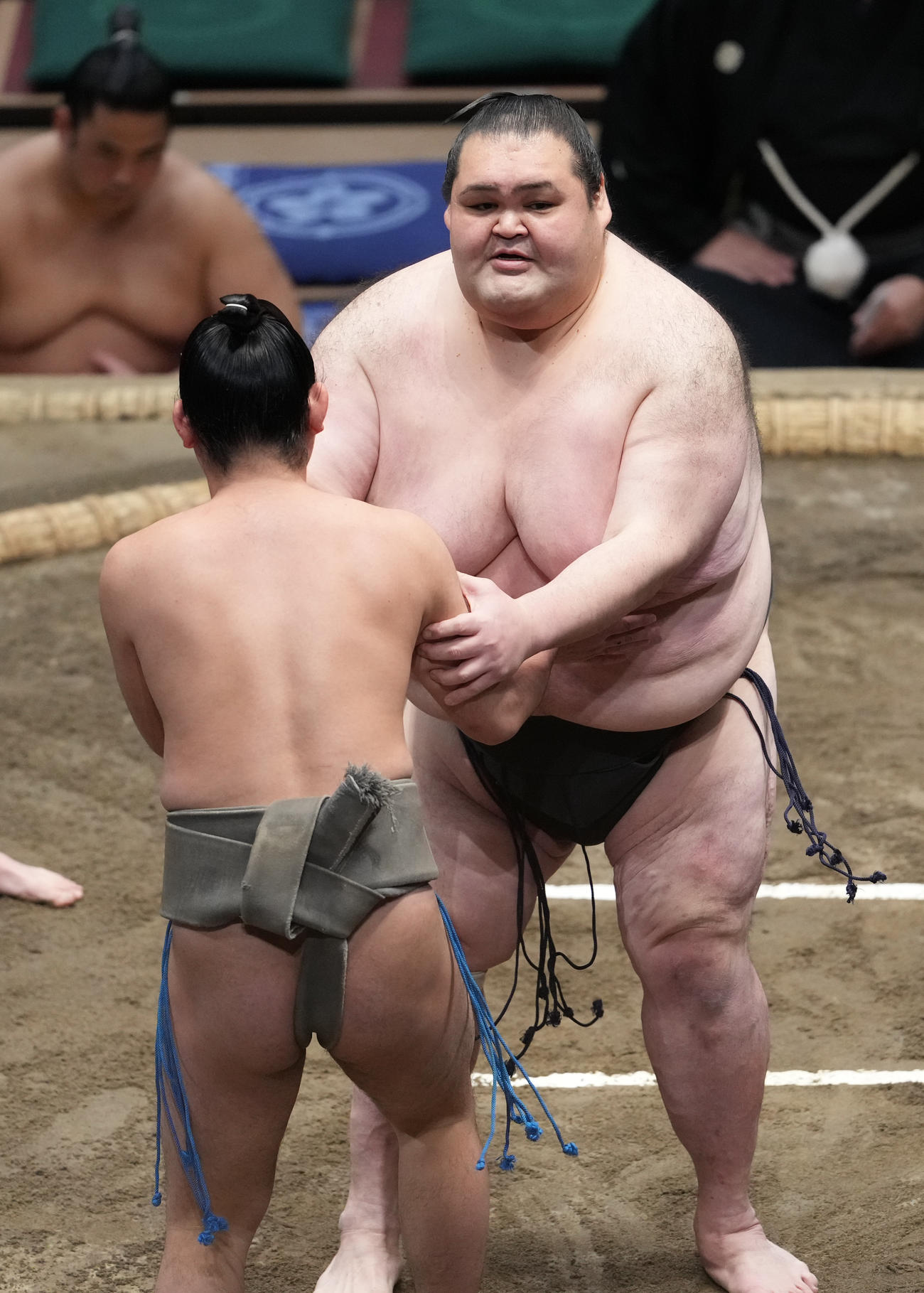 立ち合いでつっかけてしまう謙豊（撮影・小沢裕）