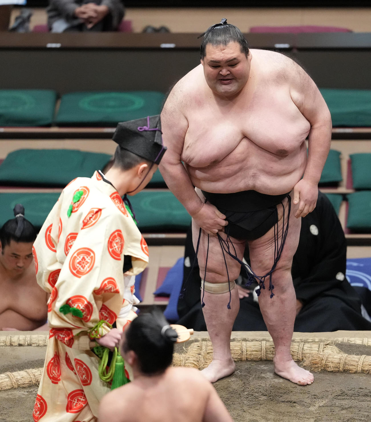 勝ち名乗りを受ける謙豊（撮影・小沢裕）