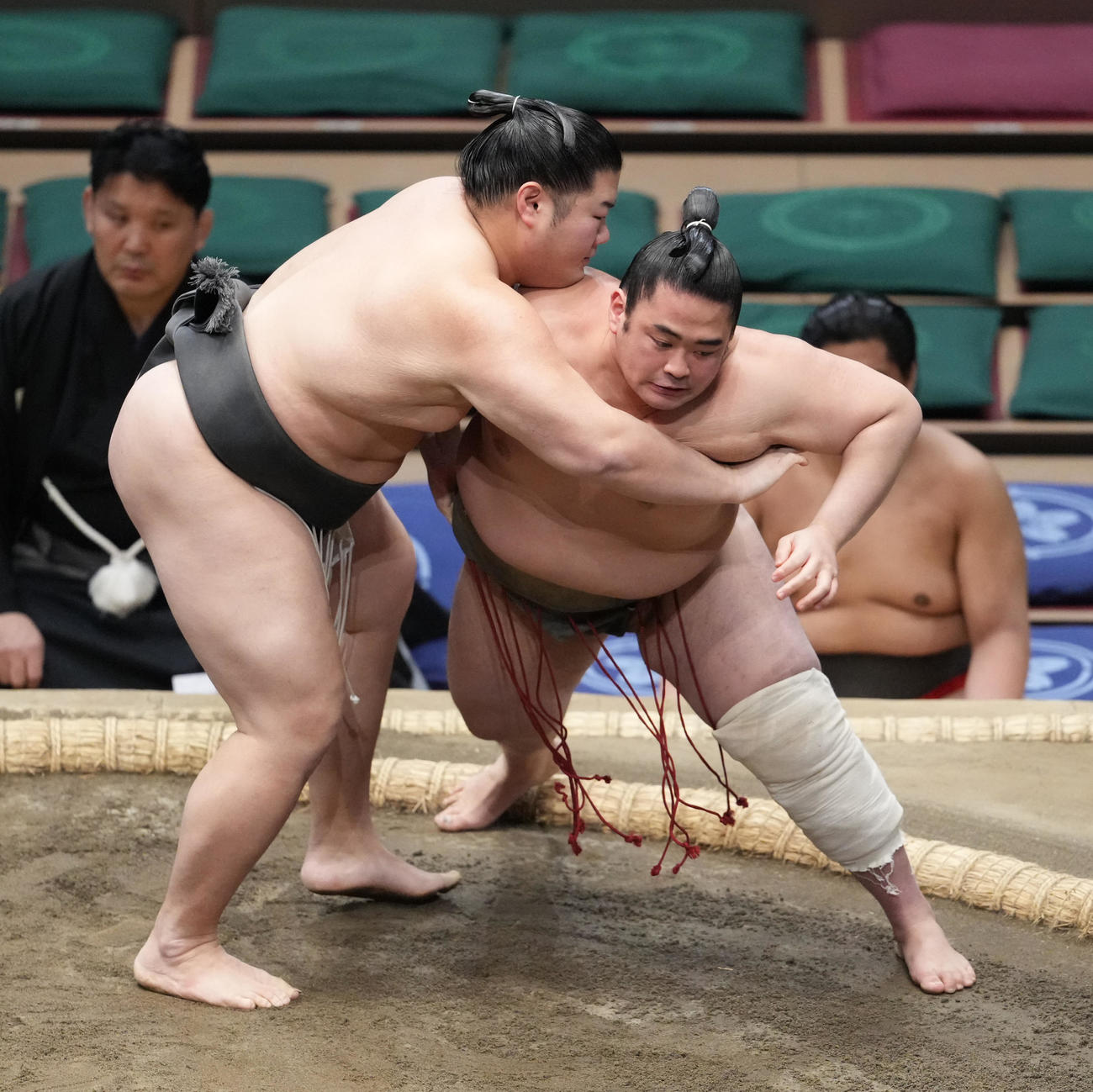 若花新（右）を土俵際へ攻め込む瀬戸豊（撮影・小沢裕）