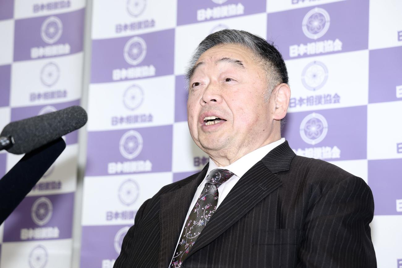 会見に臨む常盤山親方（撮影・河田真司）