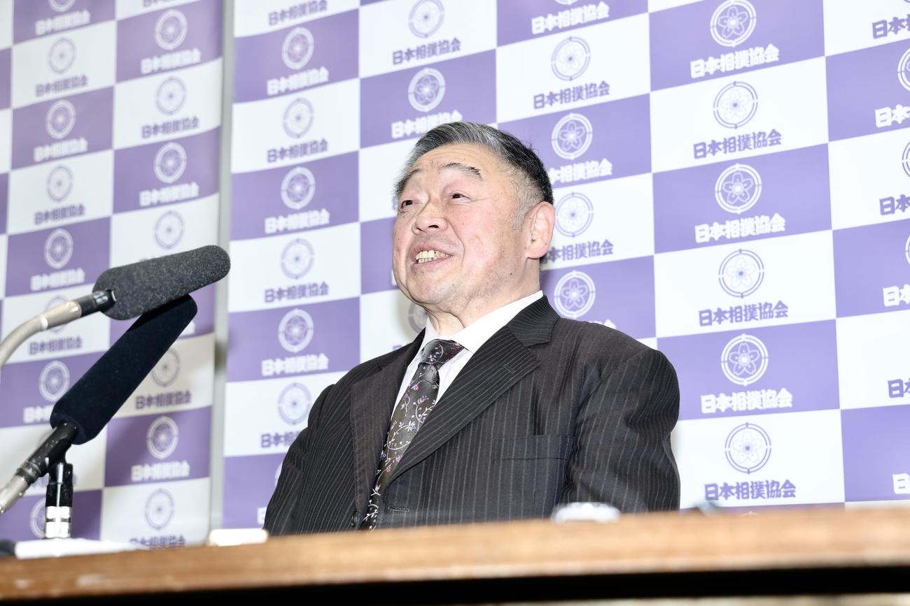 会見に臨む常盤山親方（撮影・河田真司）