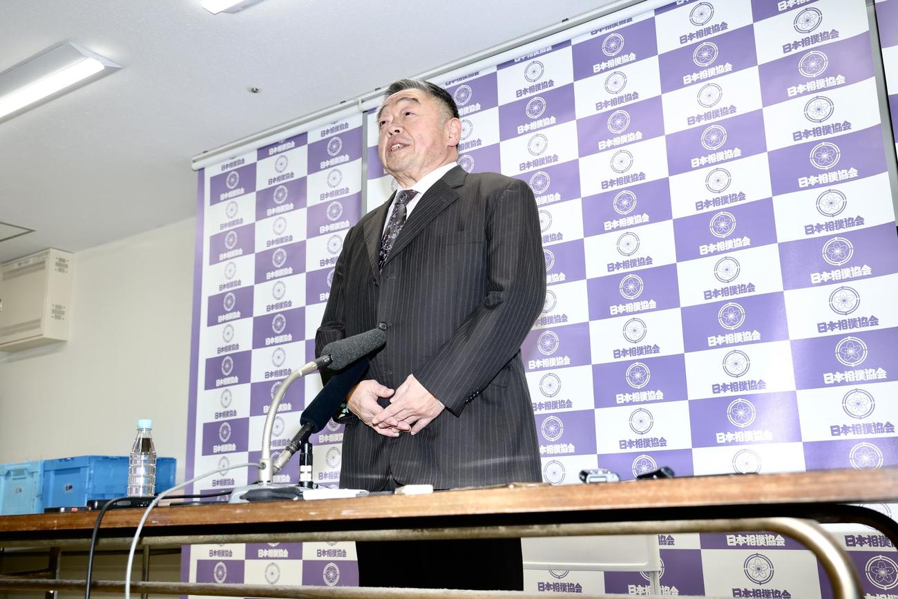 会見に臨む常盤山親方（撮影・河田真司）