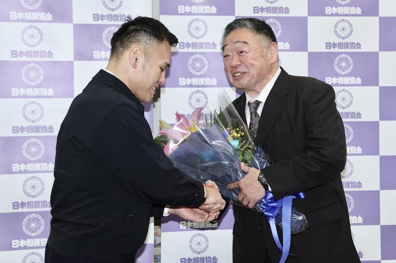 湊川親方（左）と握手を交わす常盤山親方（撮影・河田真司）
