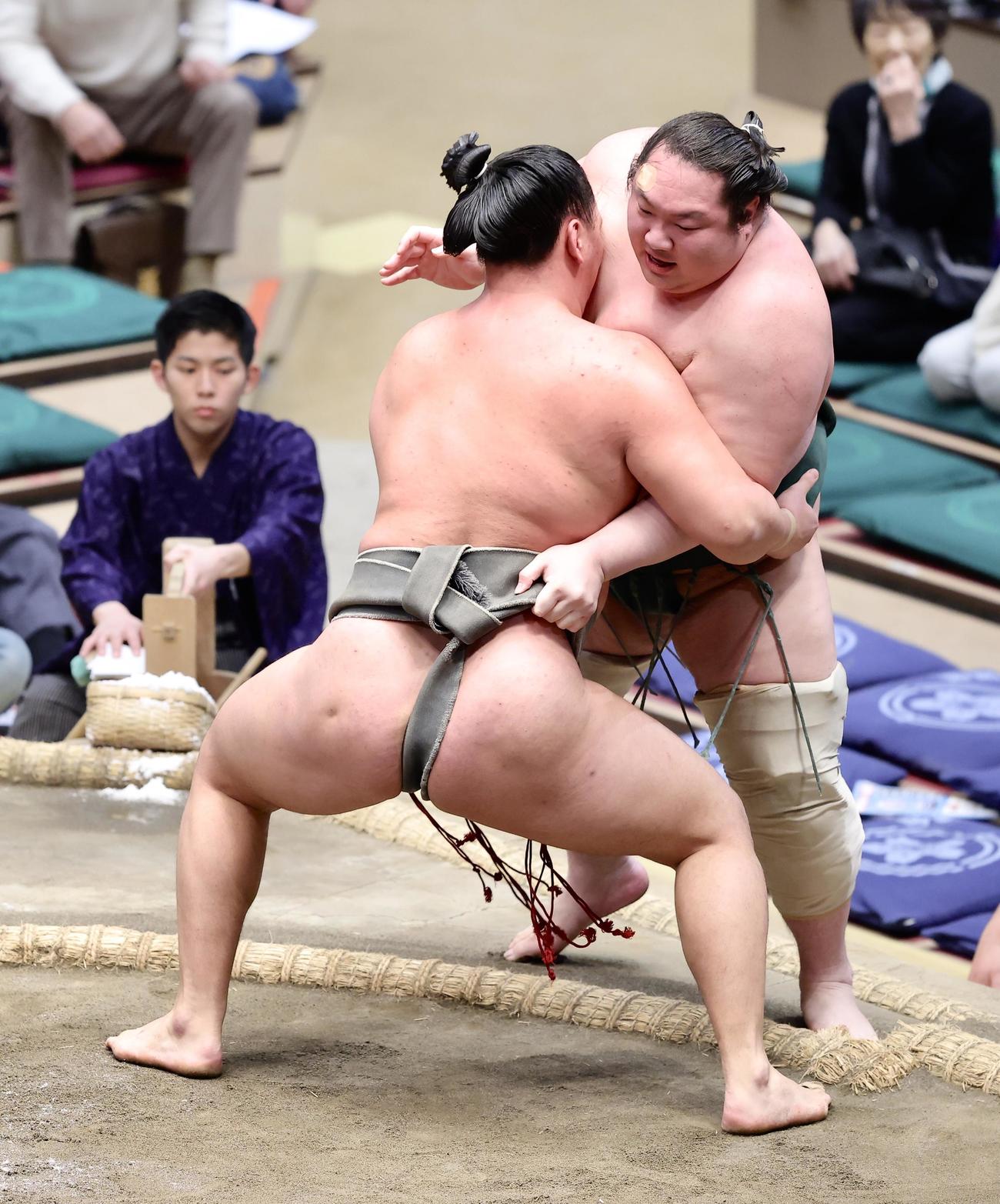 寿之富士（手前）は白鷹山を寄り切りで破る（撮影・河田真司）