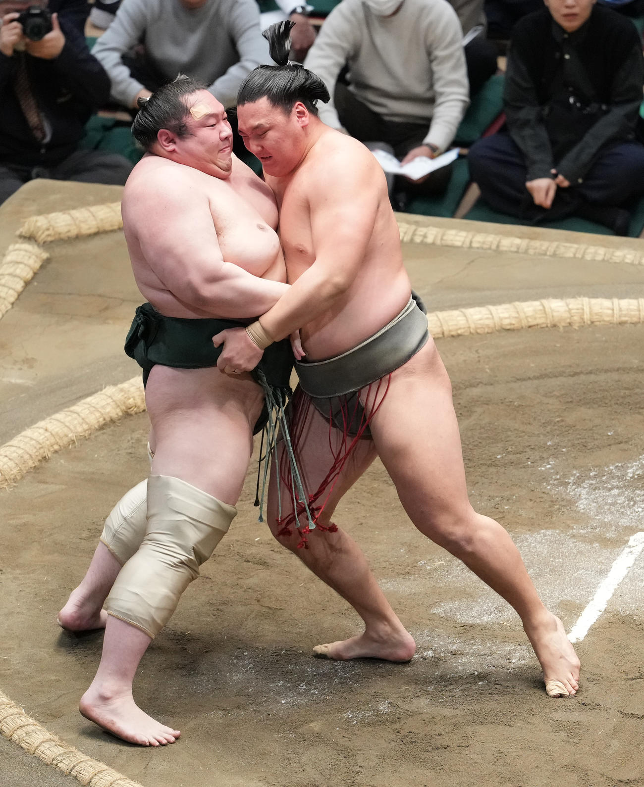 白鷹山（左）を寄り切りで破る寿之富士（撮影・小沢裕）