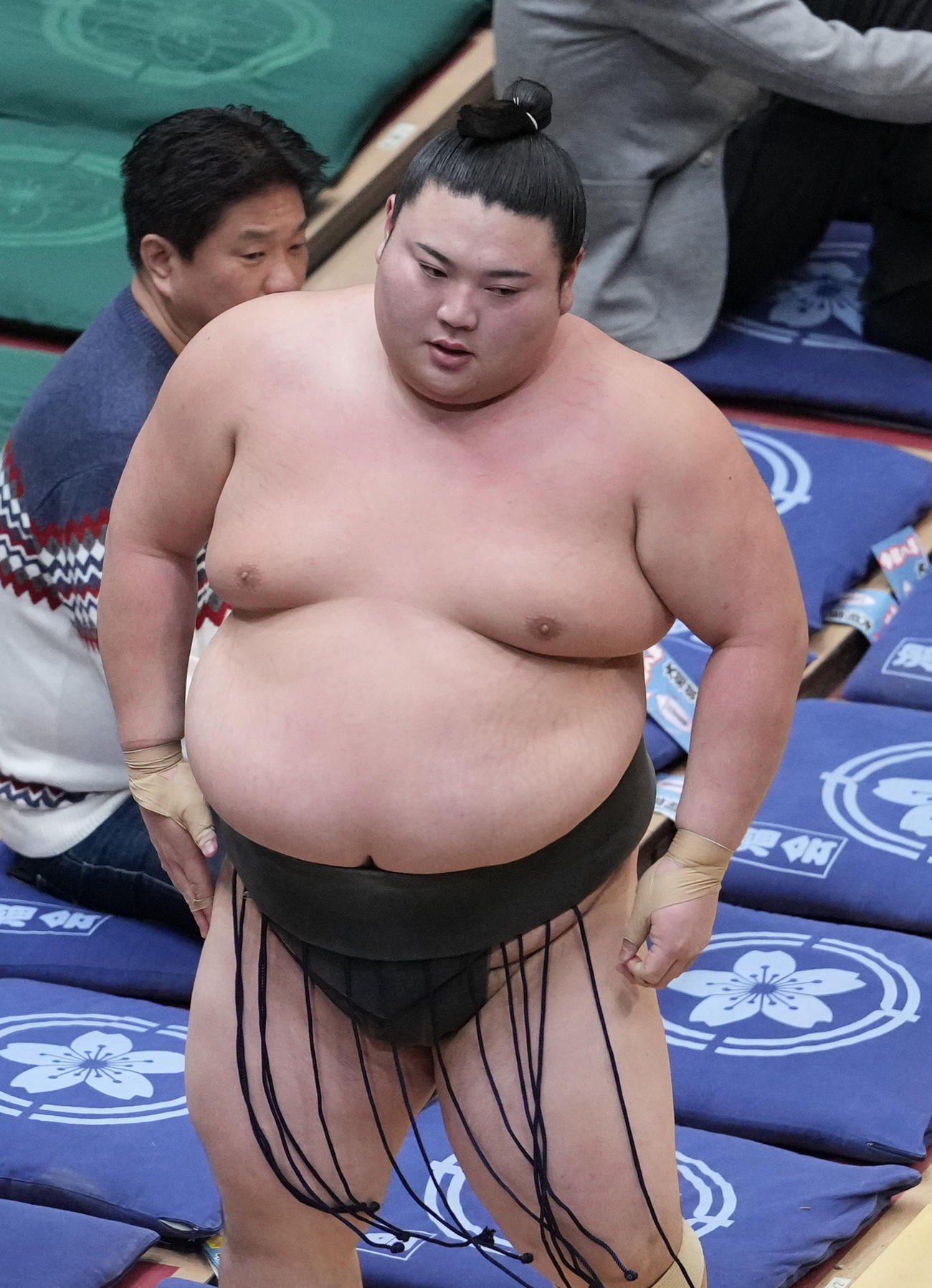 花道を引き揚げる大花竜（撮影・小沢裕）