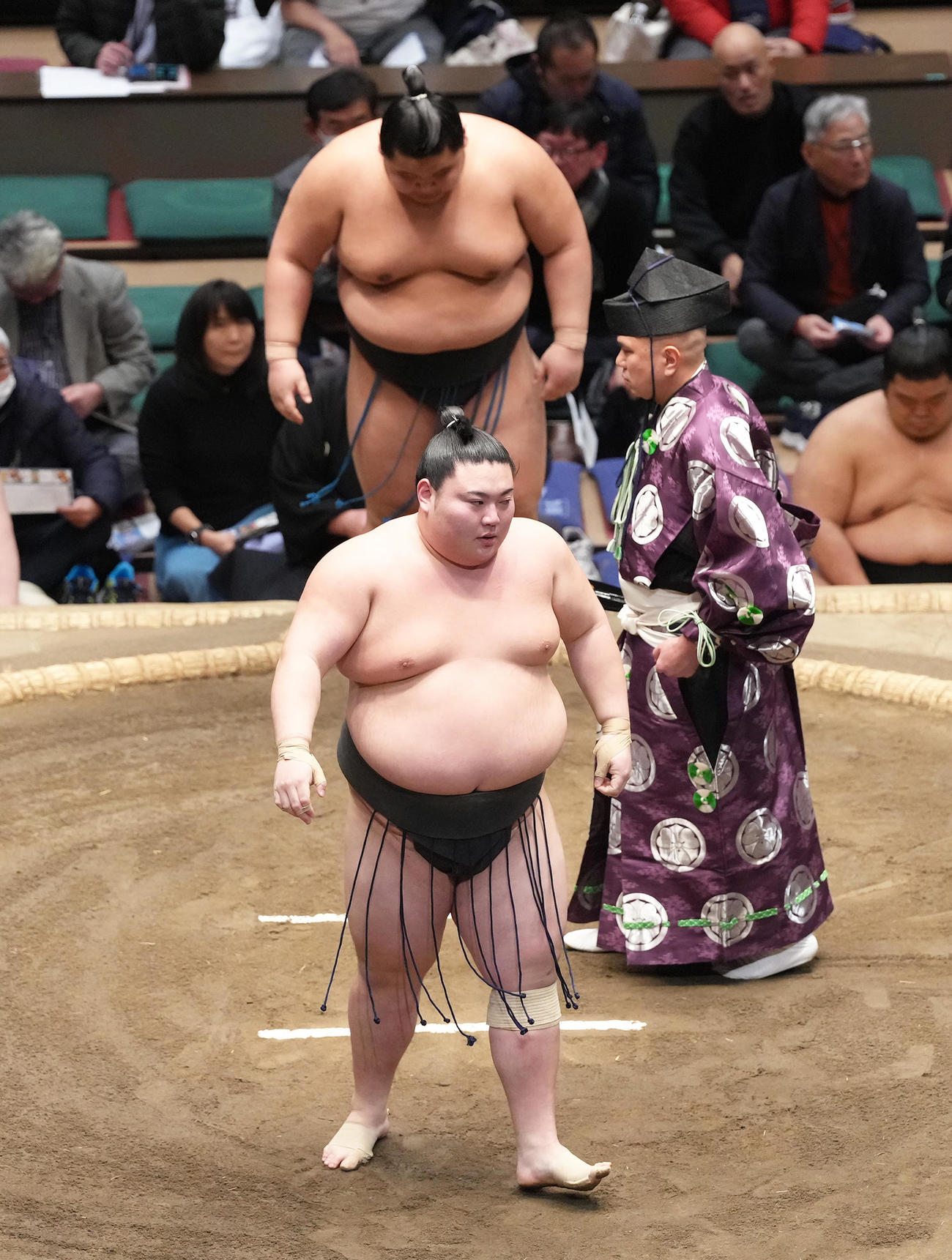 大花竜（手前）は寄り切りで風の湖を破る（撮影・足立雅史）