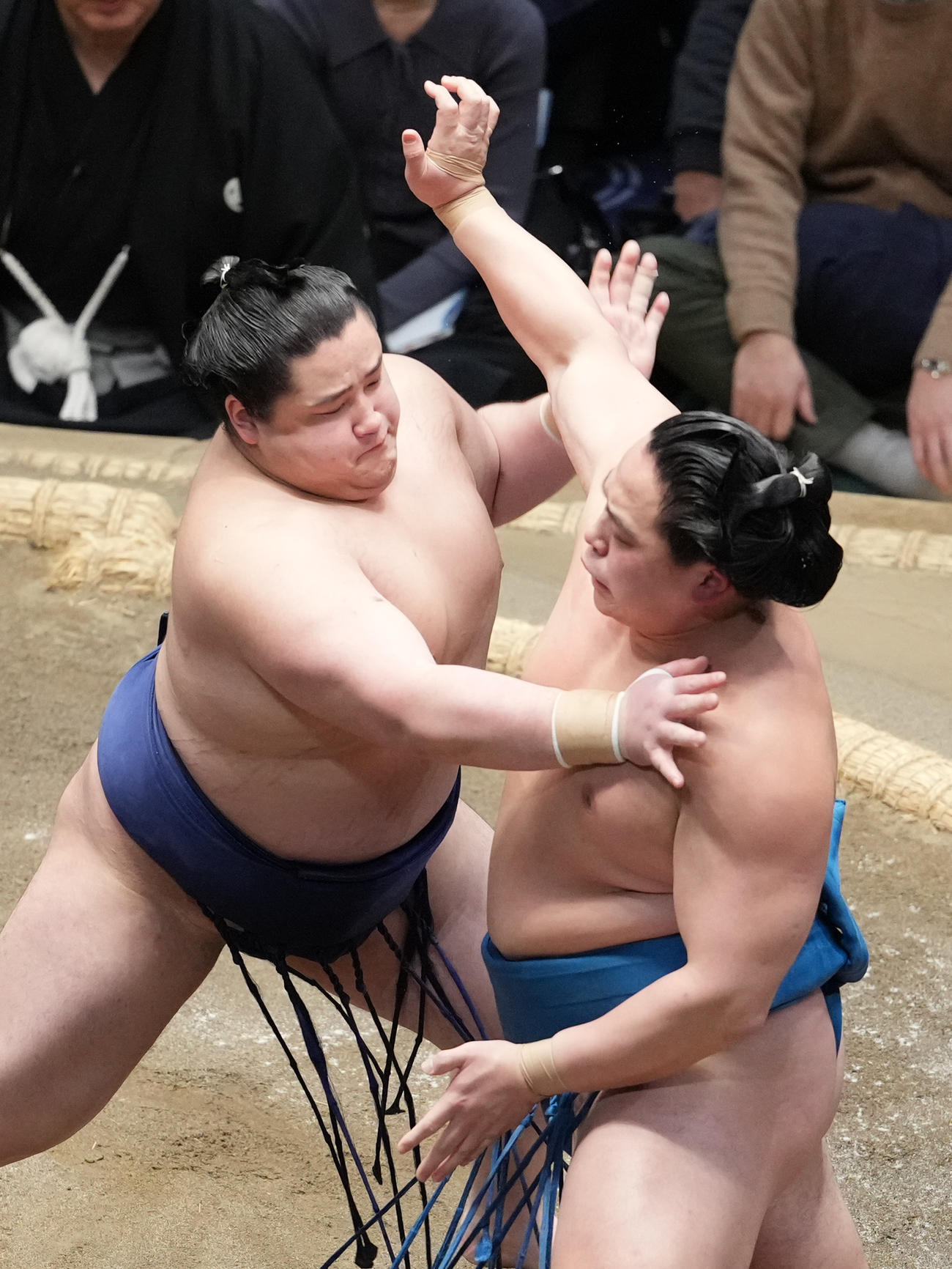 若ノ勝は琴栄峰（右）を押し出しで破る（撮影・小沢裕）