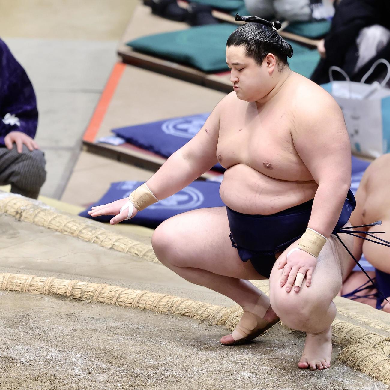琴栄峰を押し出しで破り、勝ち名乗りを受ける若ノ勝（撮影・河田真司）