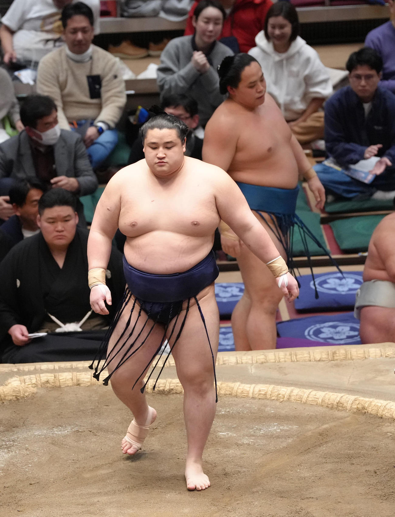 若ノ勝（手前）は押し出しで琴栄峰を破る（撮影・足立雅史）