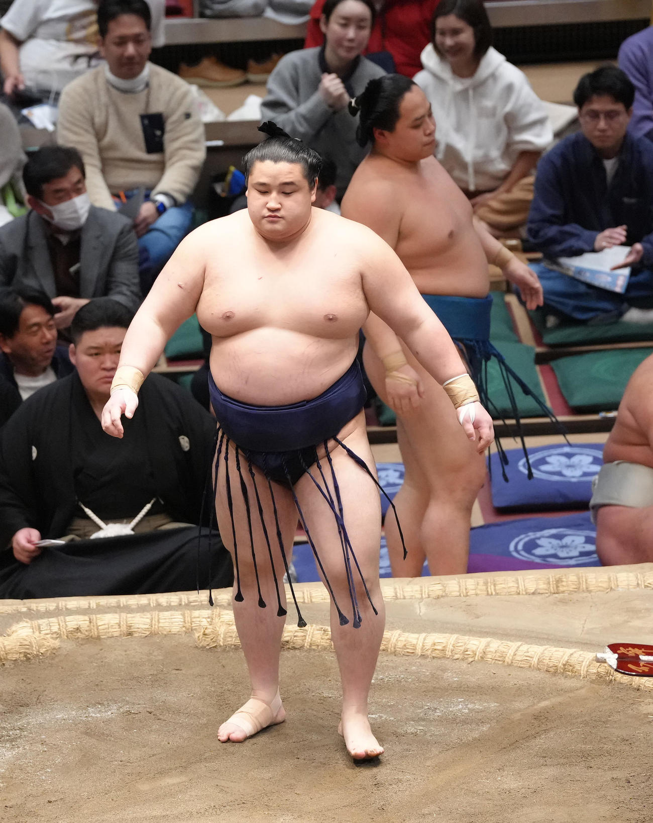 若ノ勝（手前）は押し出しで琴栄峰を破る（撮影・足立雅史）