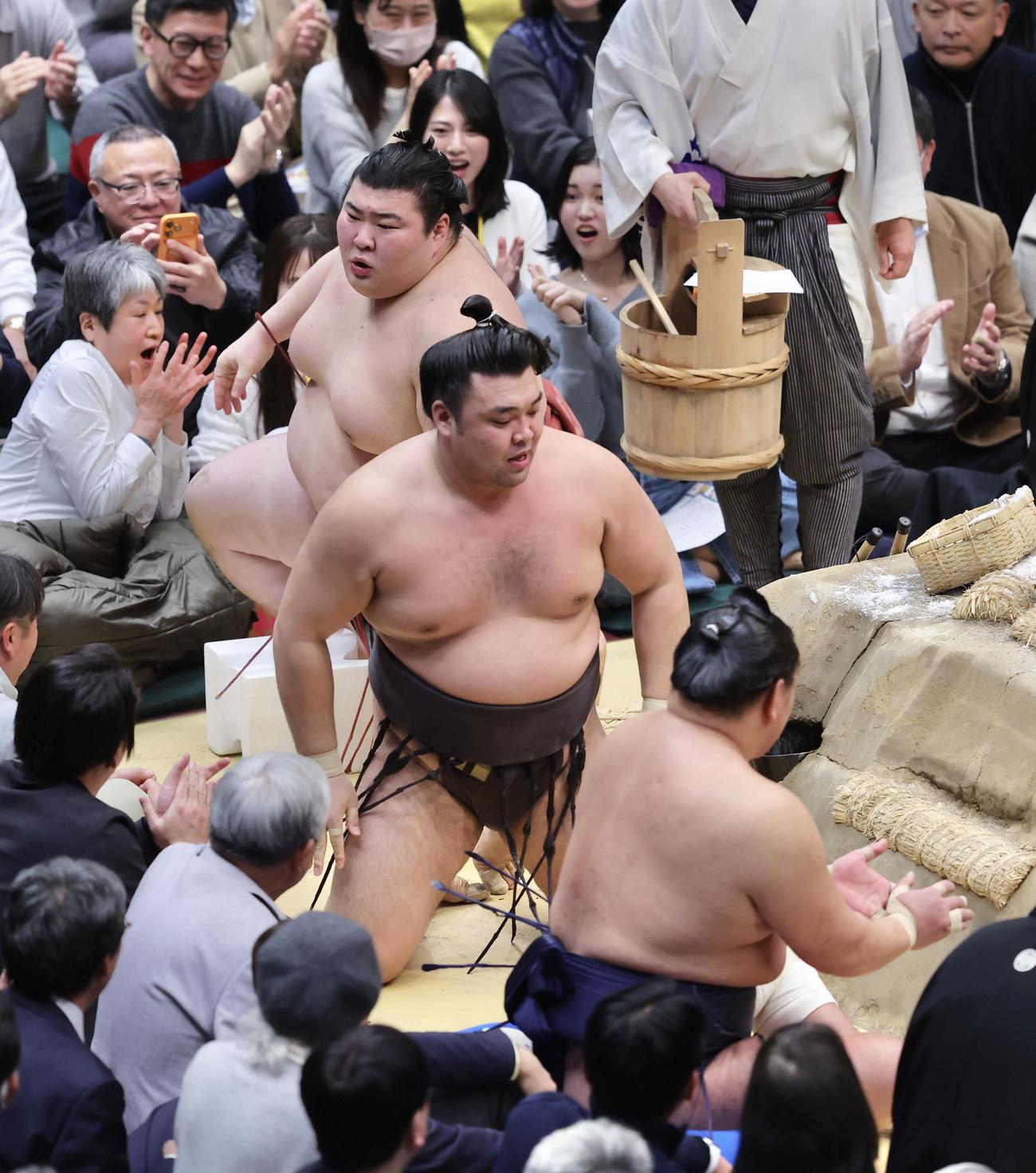 霧島（中央）を浴びせ倒しで破る熱海富士（撮影・河田真司）