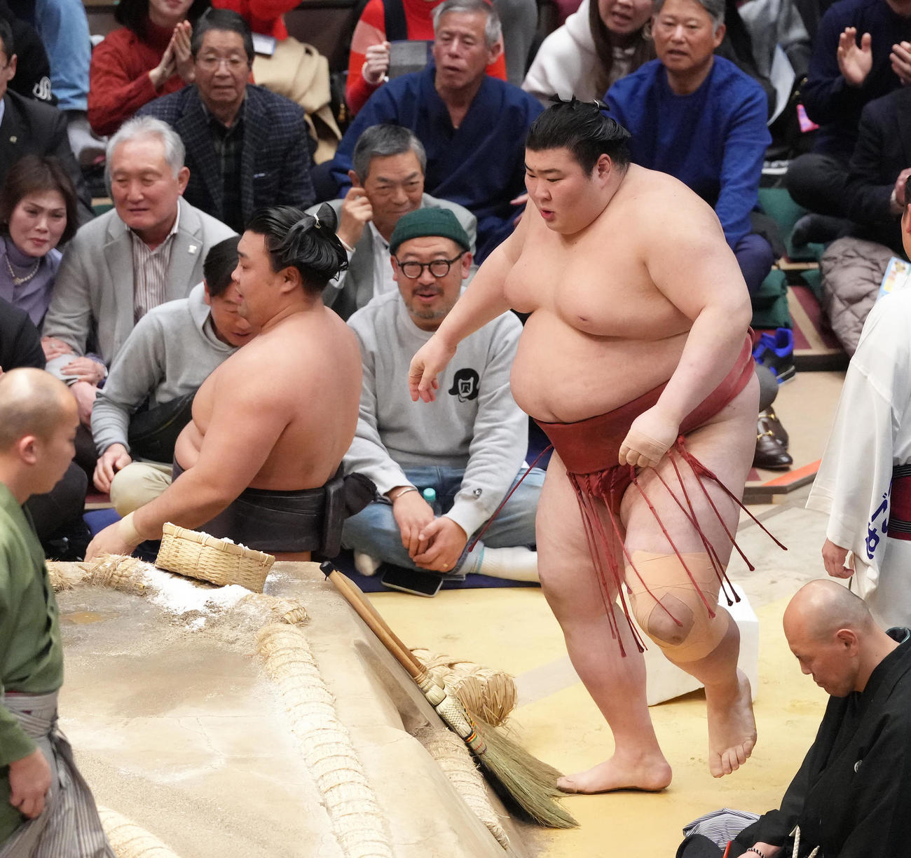 熱海富士（右）はあびせ倒しで霧島を破る（撮影・足立雅史）