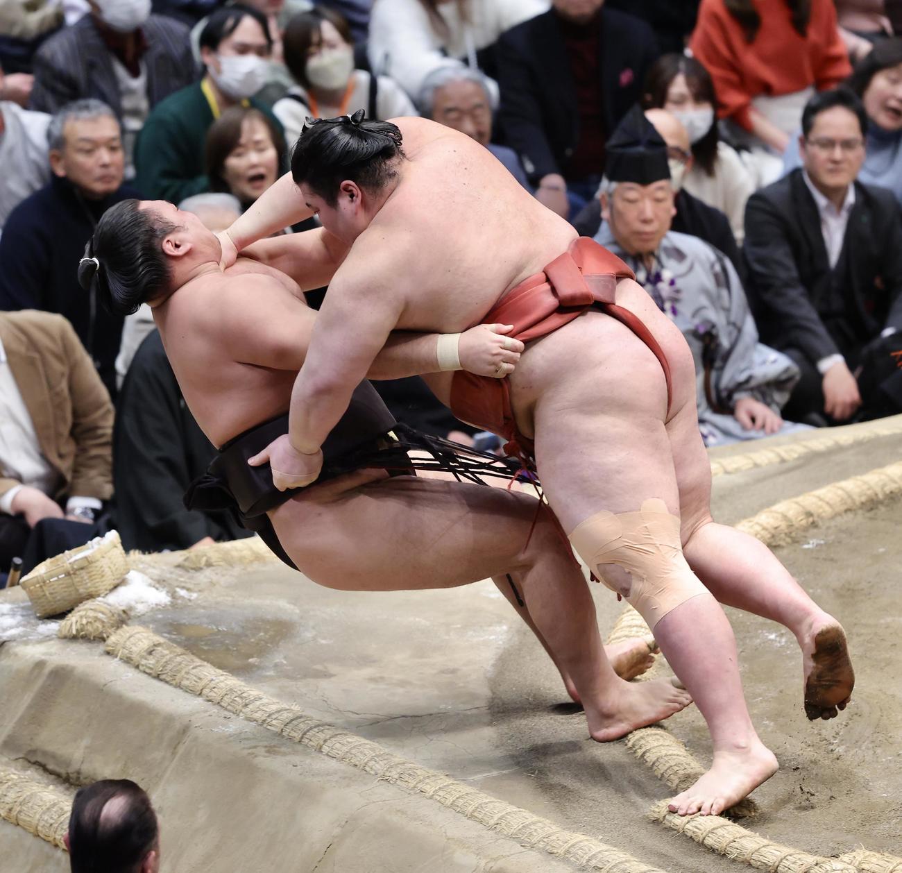 霧島を浴びせ倒しで破る熱海富士（右）（撮影・河田真司）