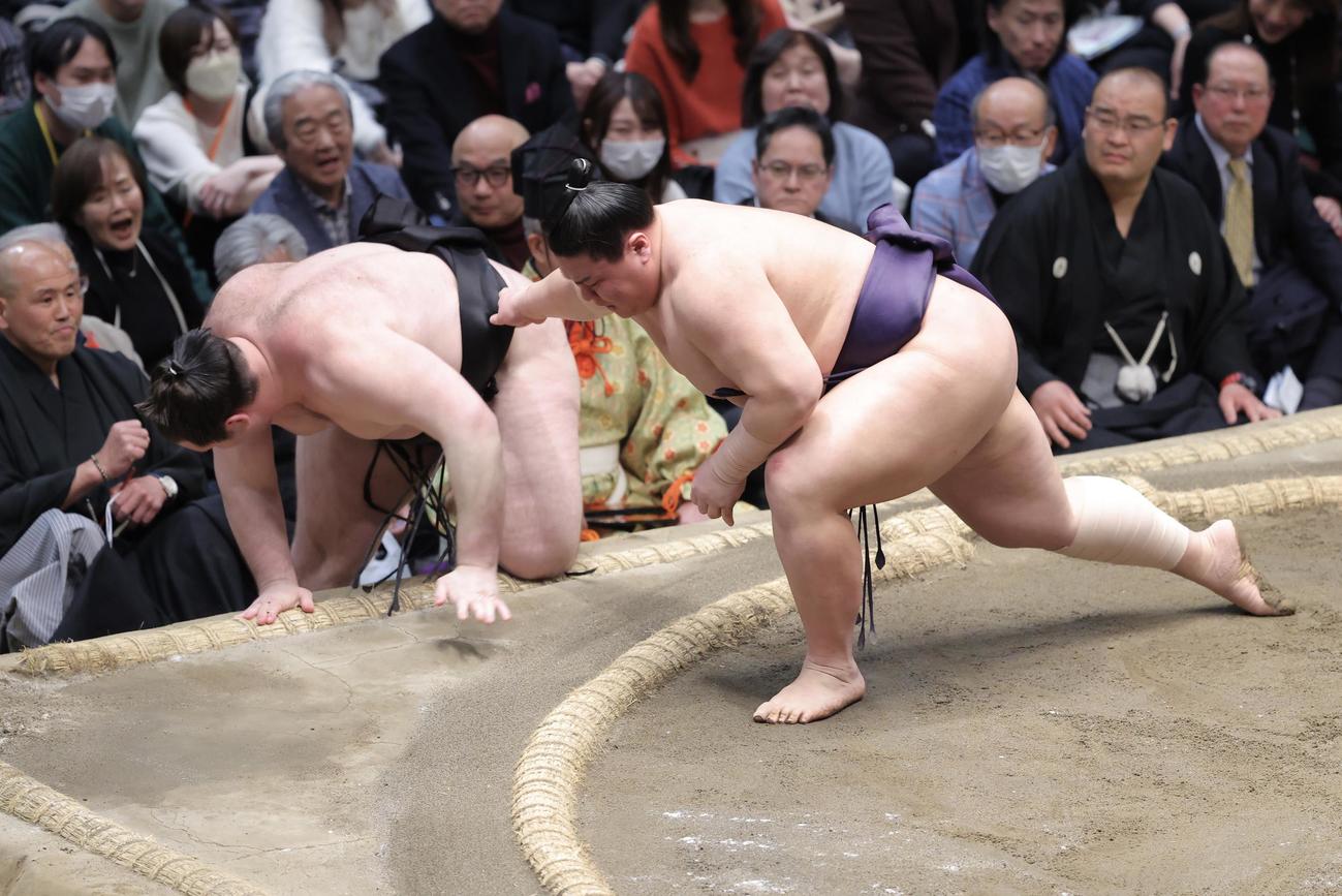 獅司（左）を上手投げで破る義ノ富士（撮影・河田真司）