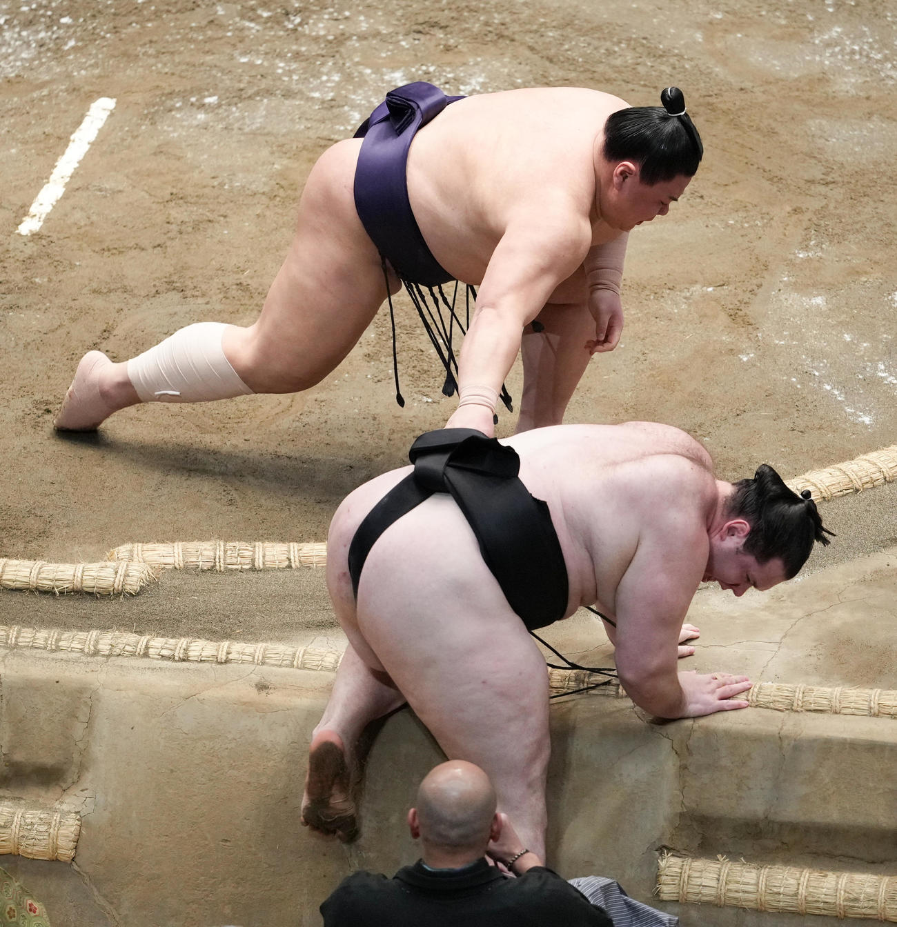 義ノ富士（左）は獅司を上手投げで下す（撮影・小沢裕）