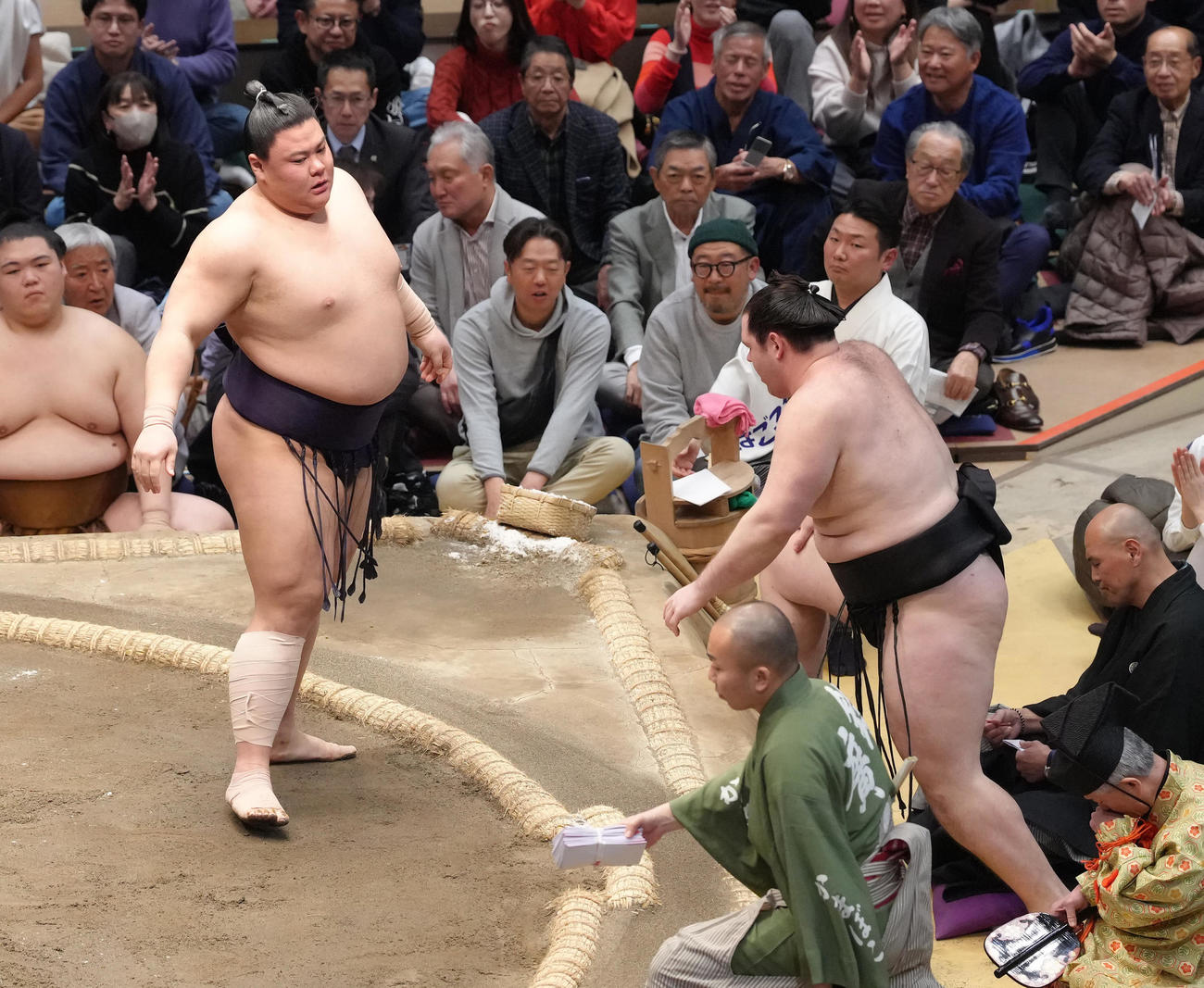 義ノ富士（左）は上手投げで獅司を破る（撮影・足立雅史）