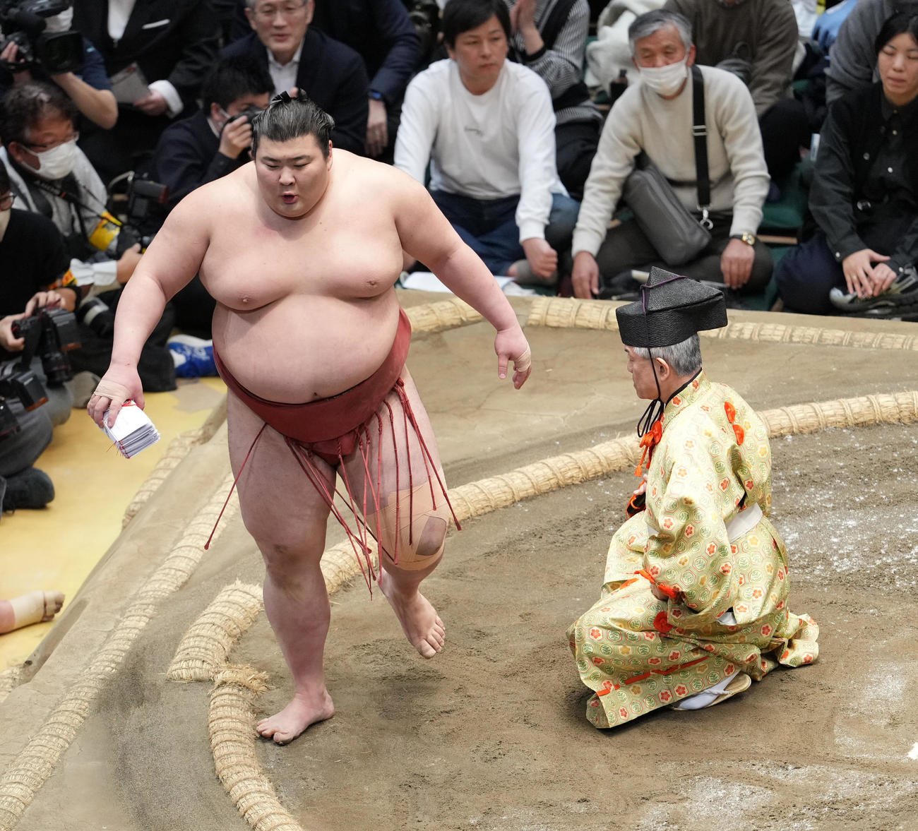 懸賞を手にする熱海富士（撮影・小沢裕）