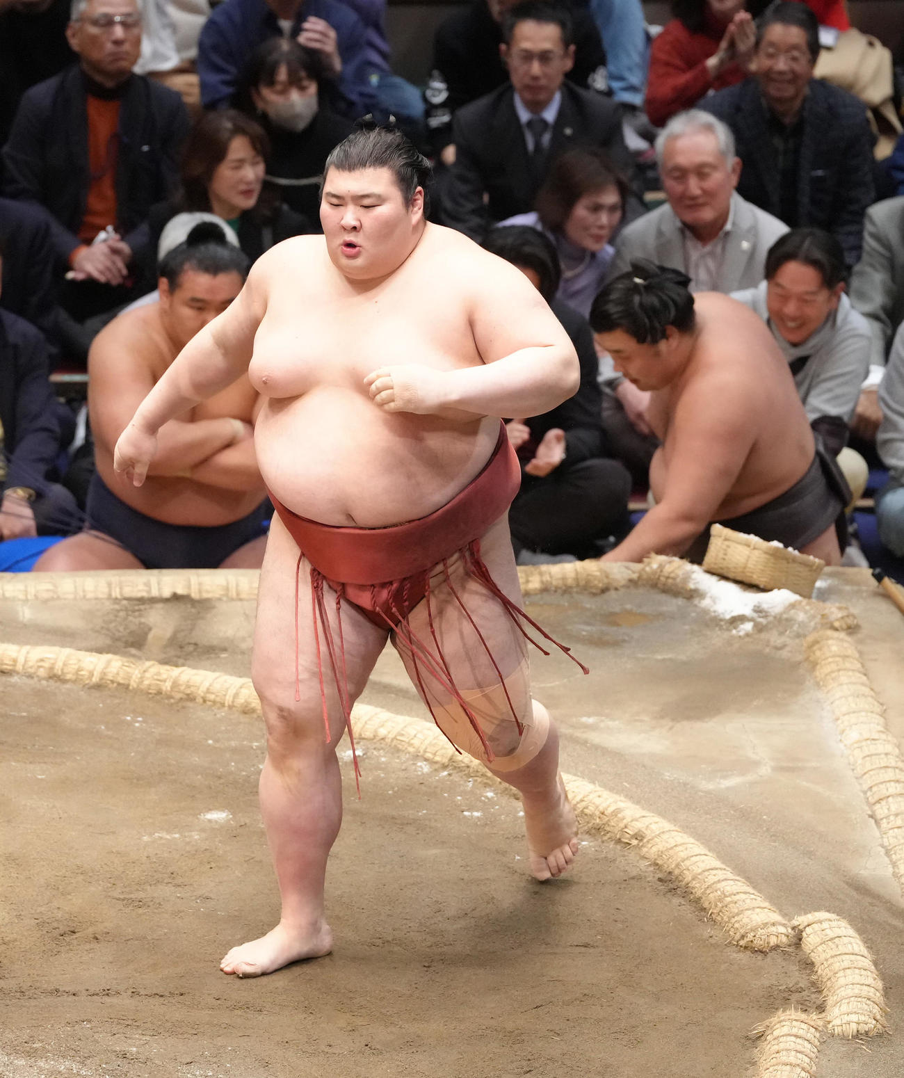 熱海富士（左）はあびせ倒しで霧島を破る（撮影・足立雅史）