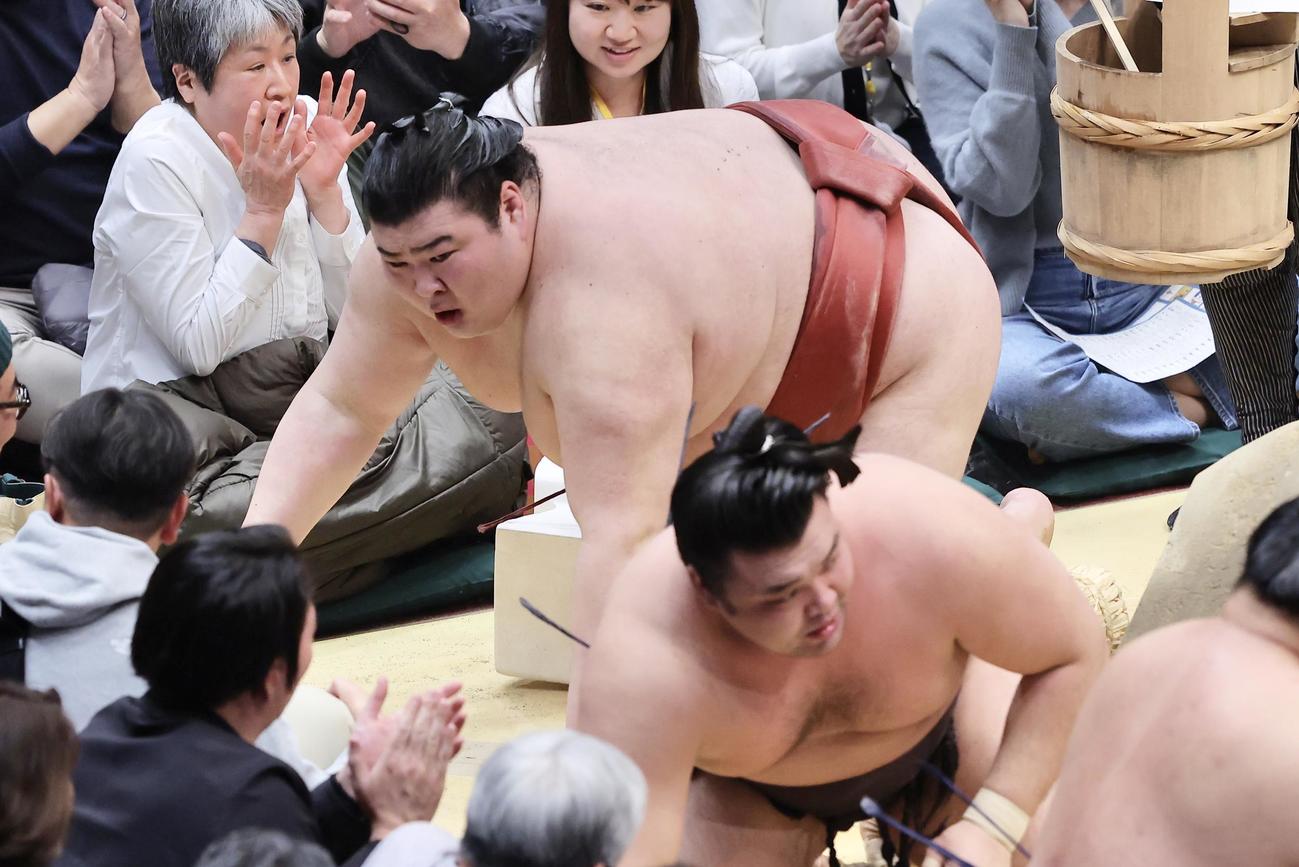 霧島（手前）を浴びせ倒しで破る熱海富士（撮影・河田真司）
