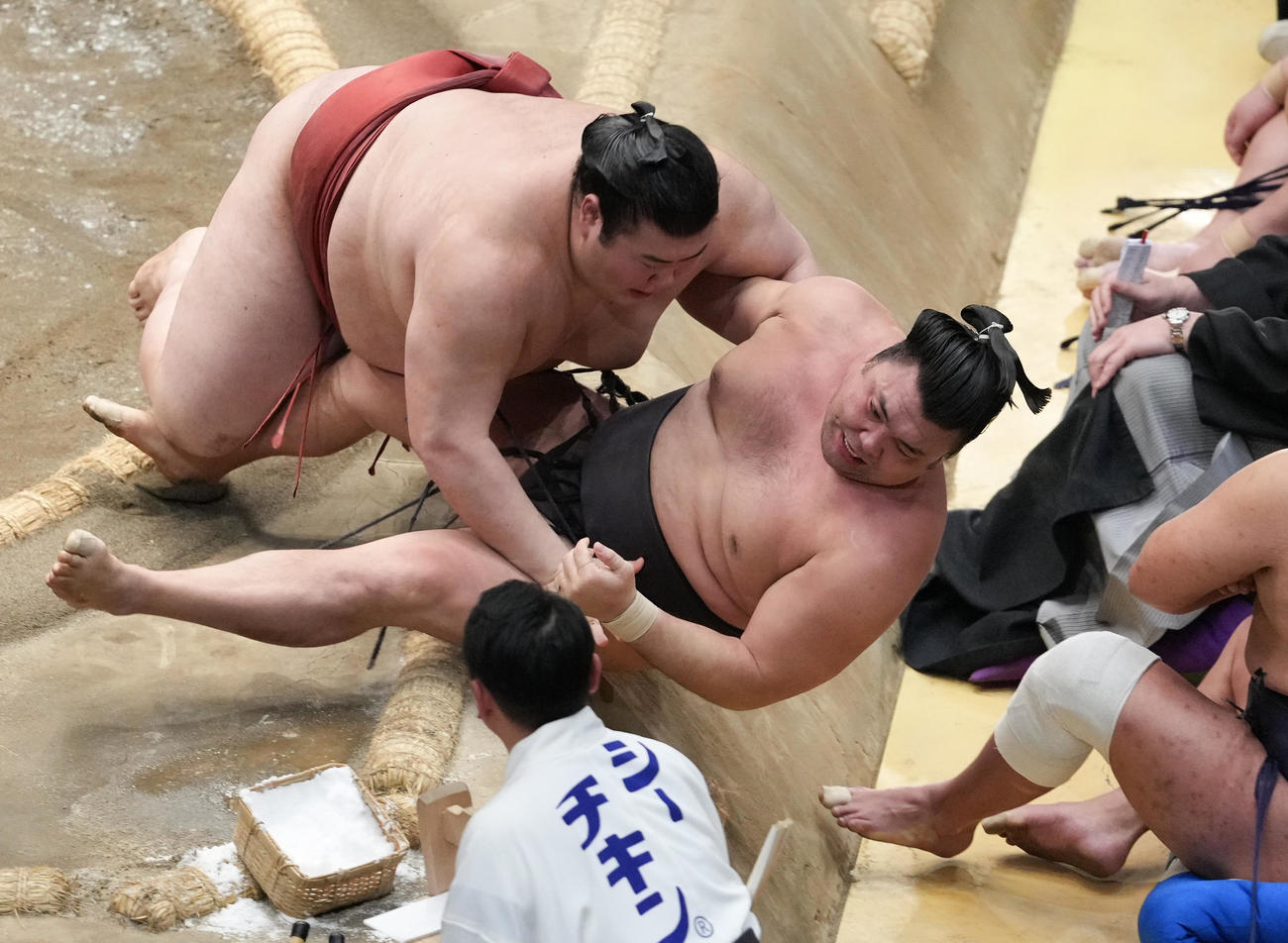 熱海富士（左）は霧島を浴びせ倒しで破る（撮影・小沢裕）