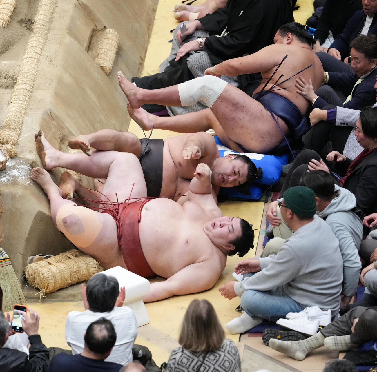 熱海富士（手前）は霧島を浴びせ倒しで破る（撮影・小沢裕）