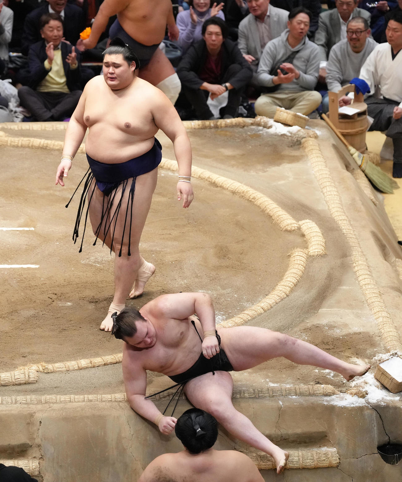 大の里（後方）は安青錦を押し倒しで破る（撮影・足立雅史）