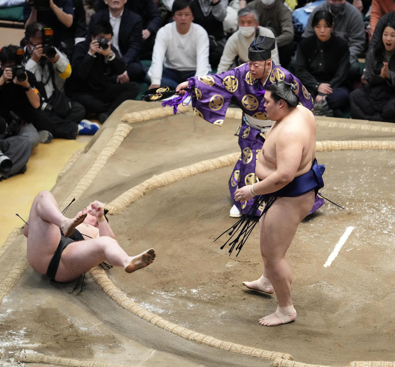 大の里（右）は安青錦を押し倒しで下す（撮影・小沢裕）