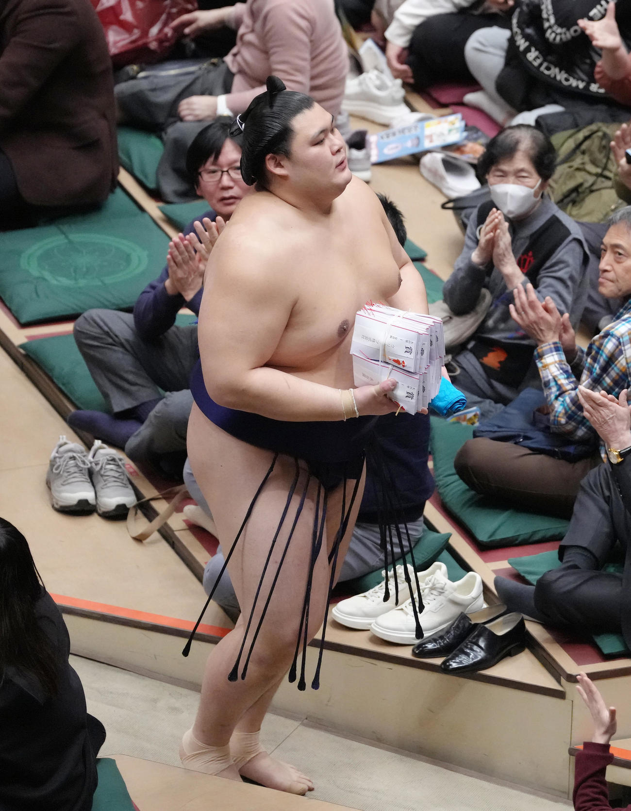 大の里は安青錦を押し倒しで破り懸賞を手に引き揚げる（撮影・足立雅史）