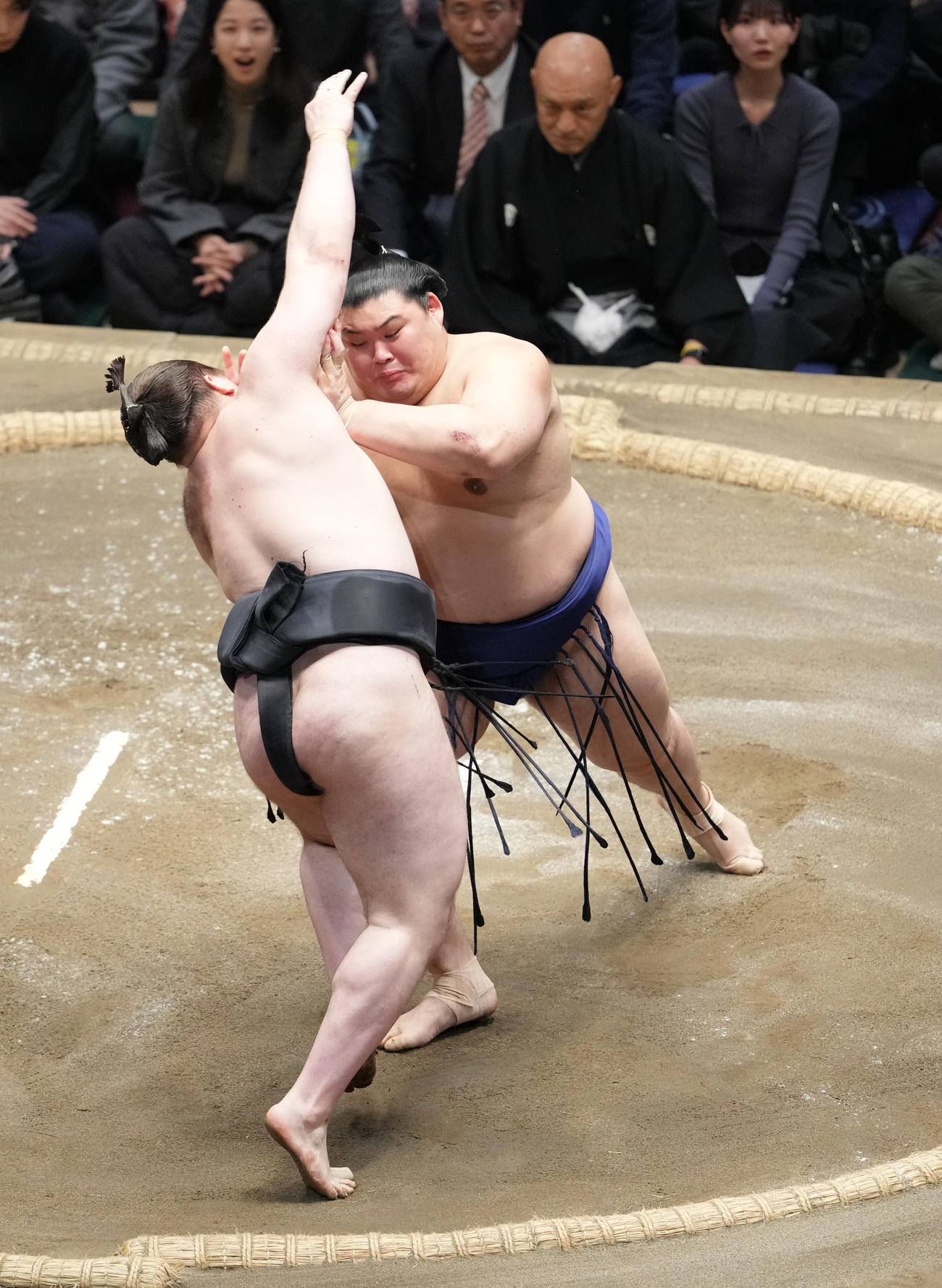 大の里（右）は安青錦を押し倒しで下す（撮影・小沢裕）