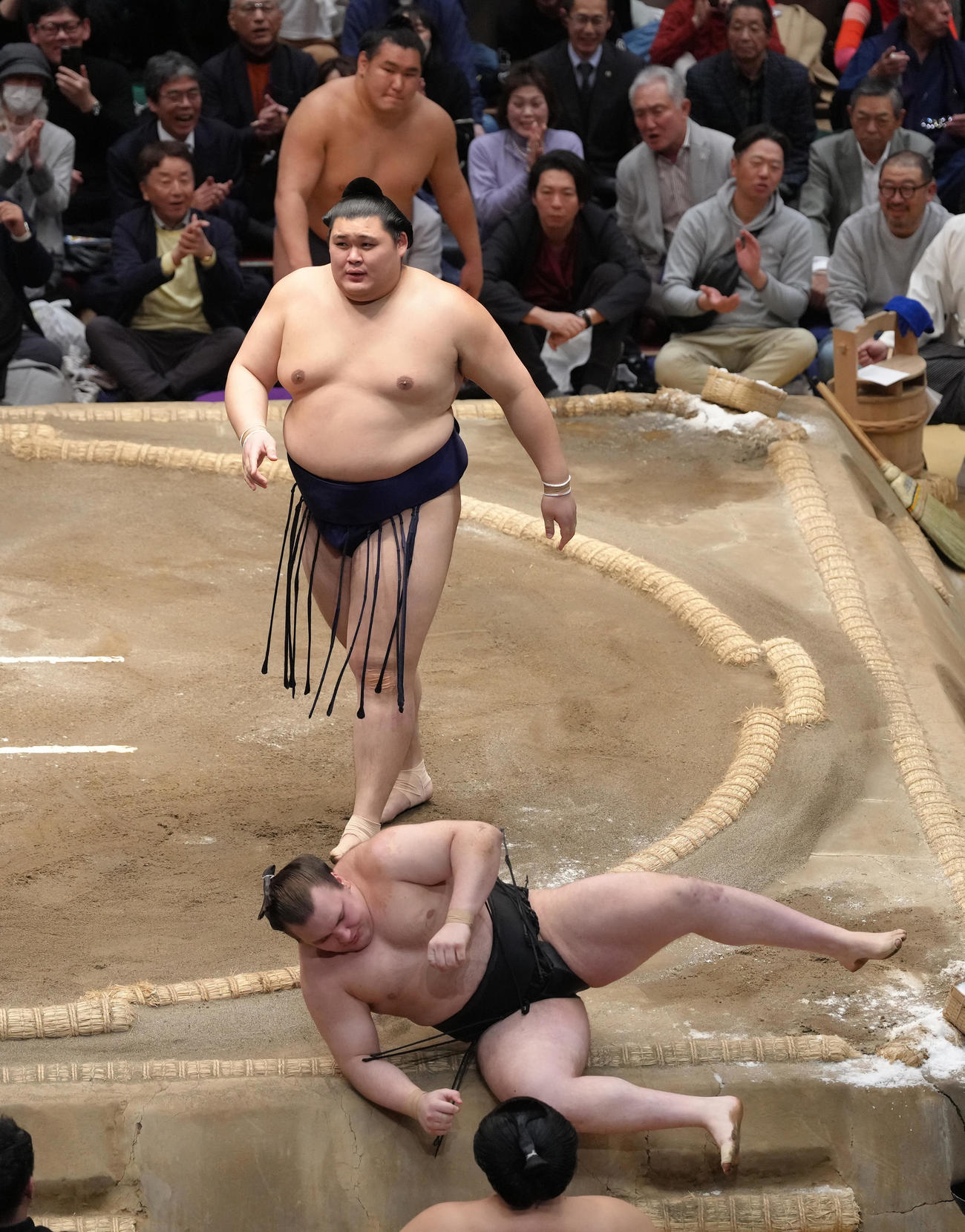 大の里（後方）は安青錦を押し倒しで破る（撮影・足立雅史）