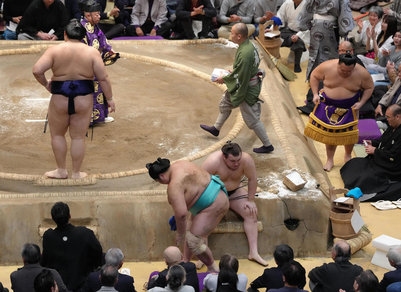 大の里（後方左）に押し倒しで敗れた安青錦（手前右）（撮影・足立雅史）