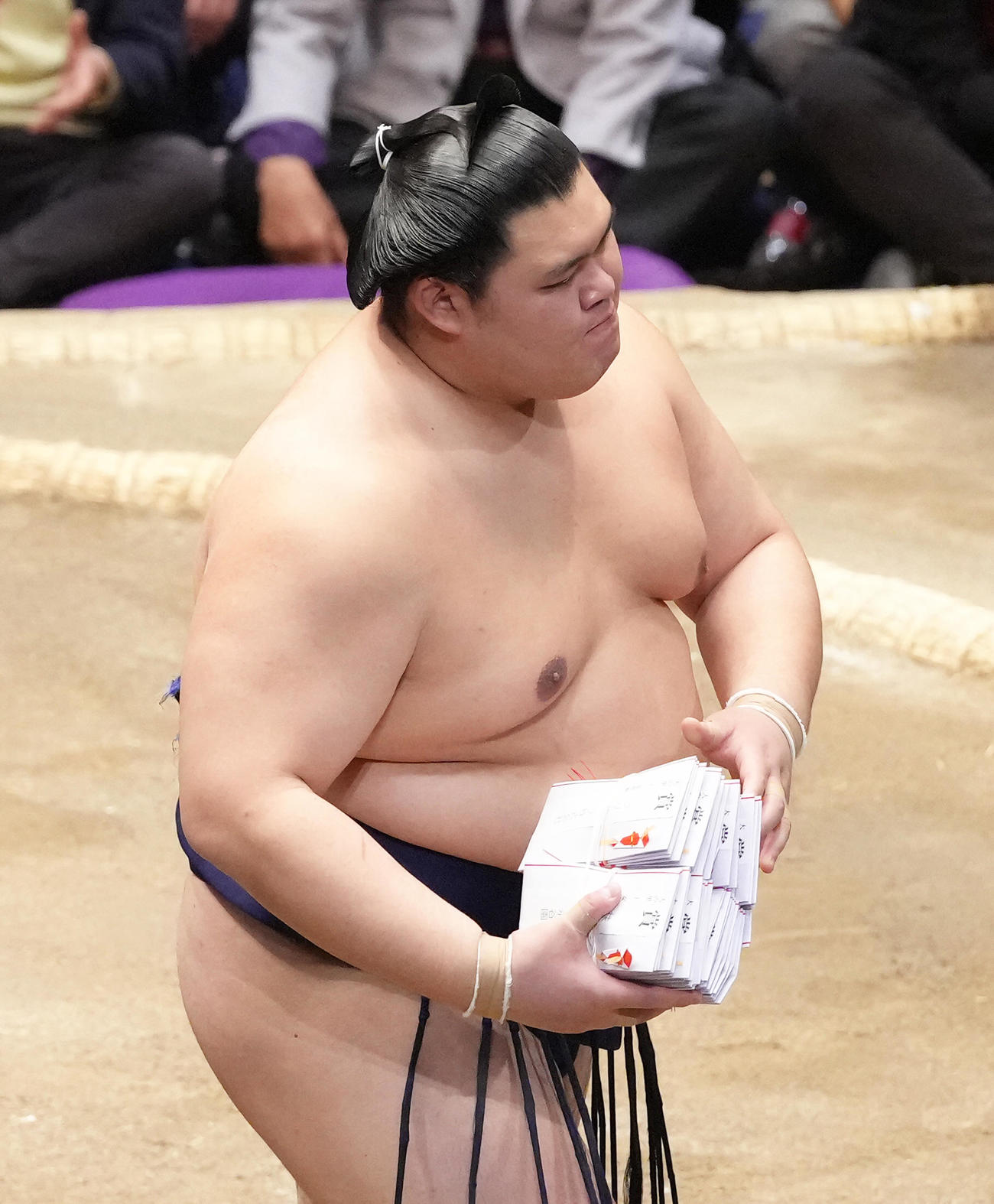 大の里は安青錦を押し倒しで破り懸賞を手に引き揚げる（撮影・足立雅史）