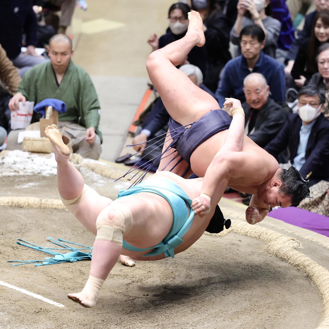 琴桜（左）を上手投げで破る豊昇龍（撮影・河田真司）