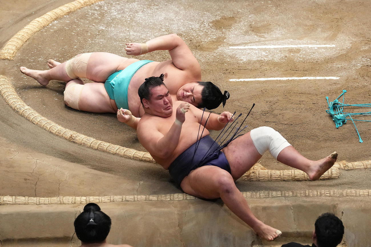 琴桜（後方）を上手投げで破った豊昇龍（撮影・足立雅史）