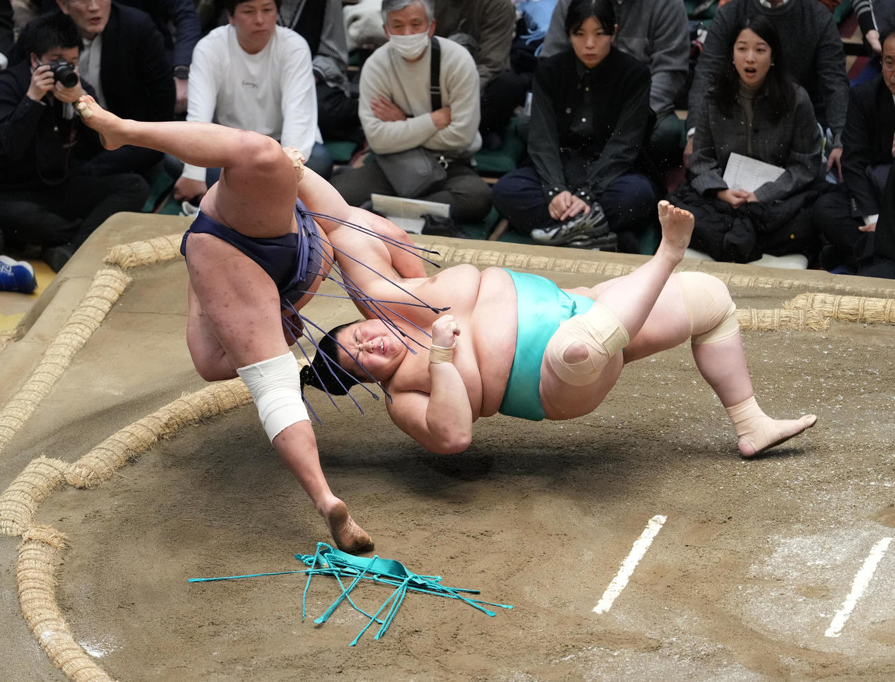 豊昇龍（左）は琴桜を上手投げで下す（撮影・小沢裕）