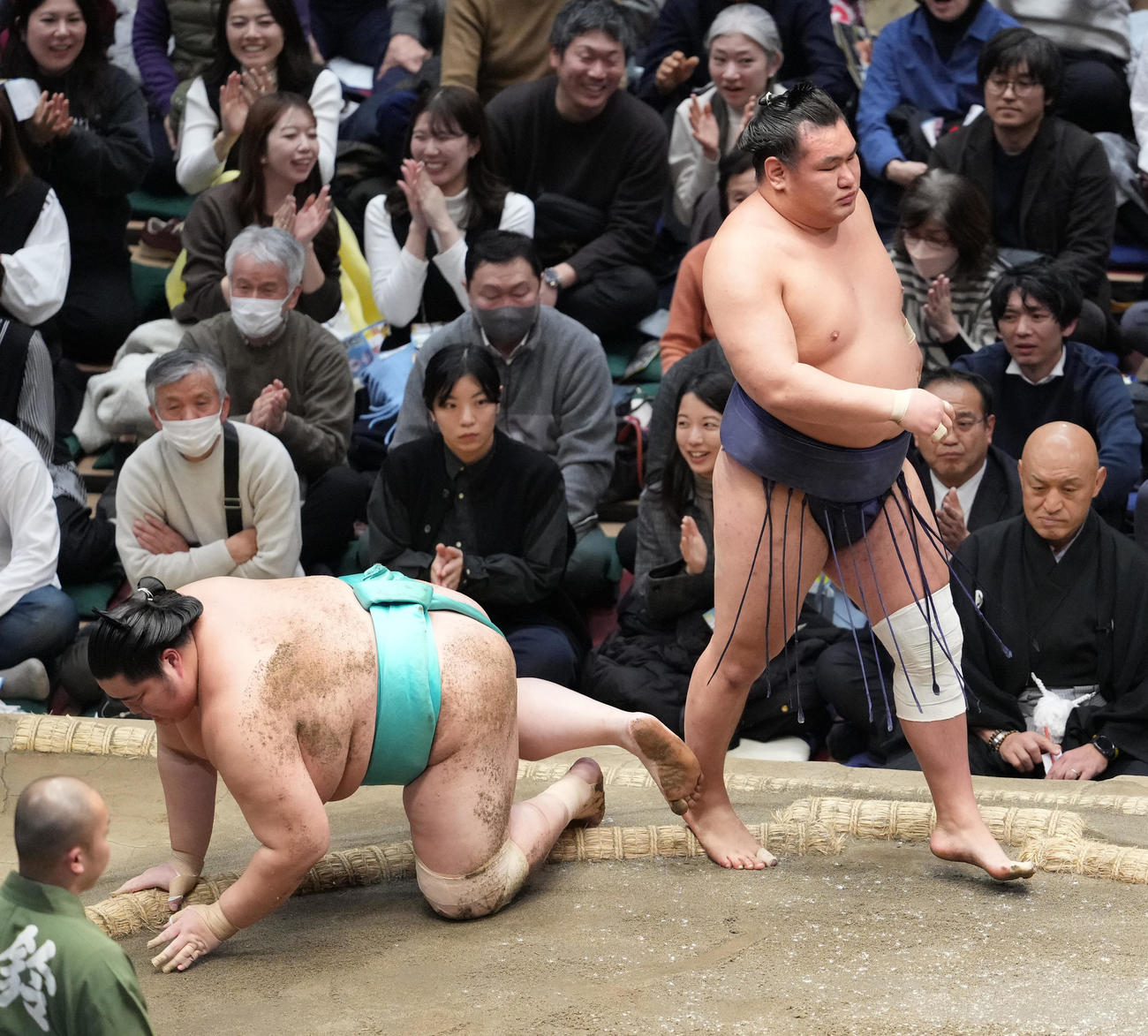 豊昇龍（右）は琴桜を上手投げで下す（撮影・小沢裕）
