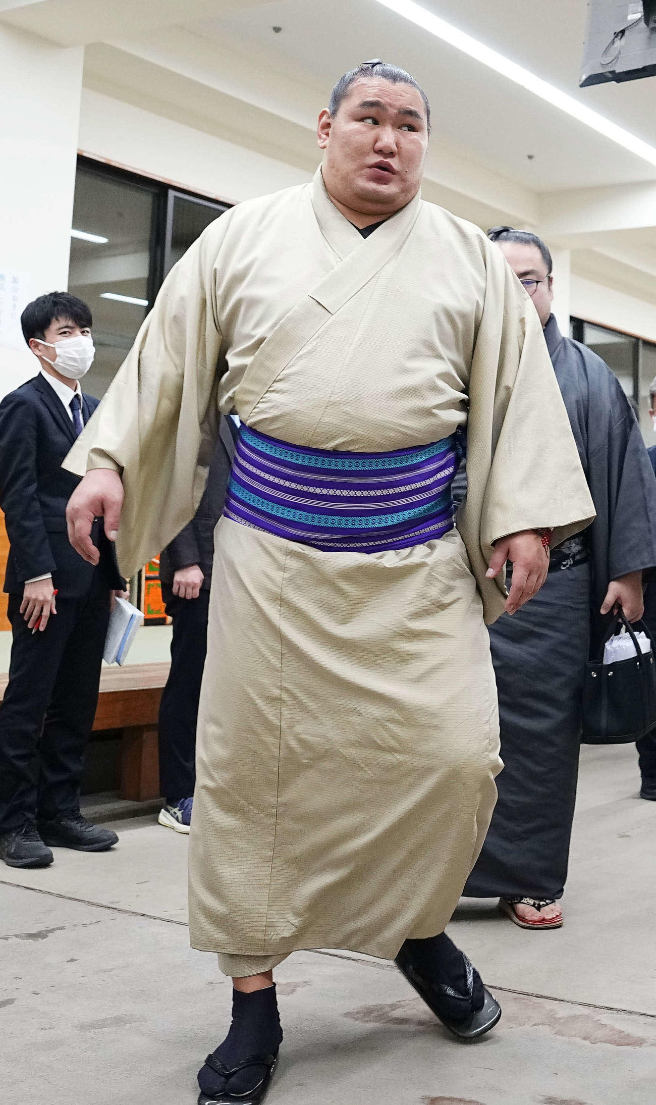 支度部屋を引き揚げる豊昇龍