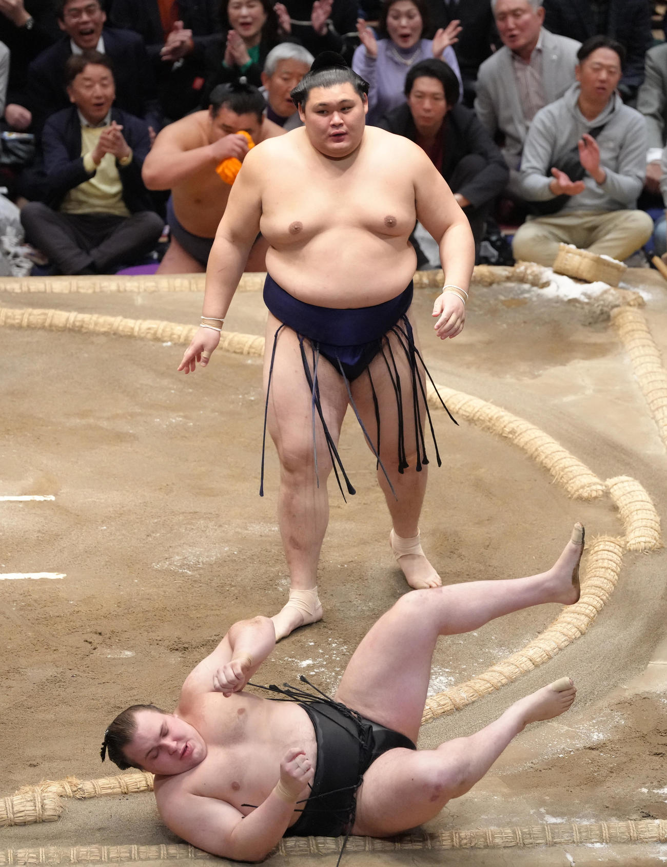 大の里（後方）は安青錦を押し倒しで破る（撮影・足立雅史）