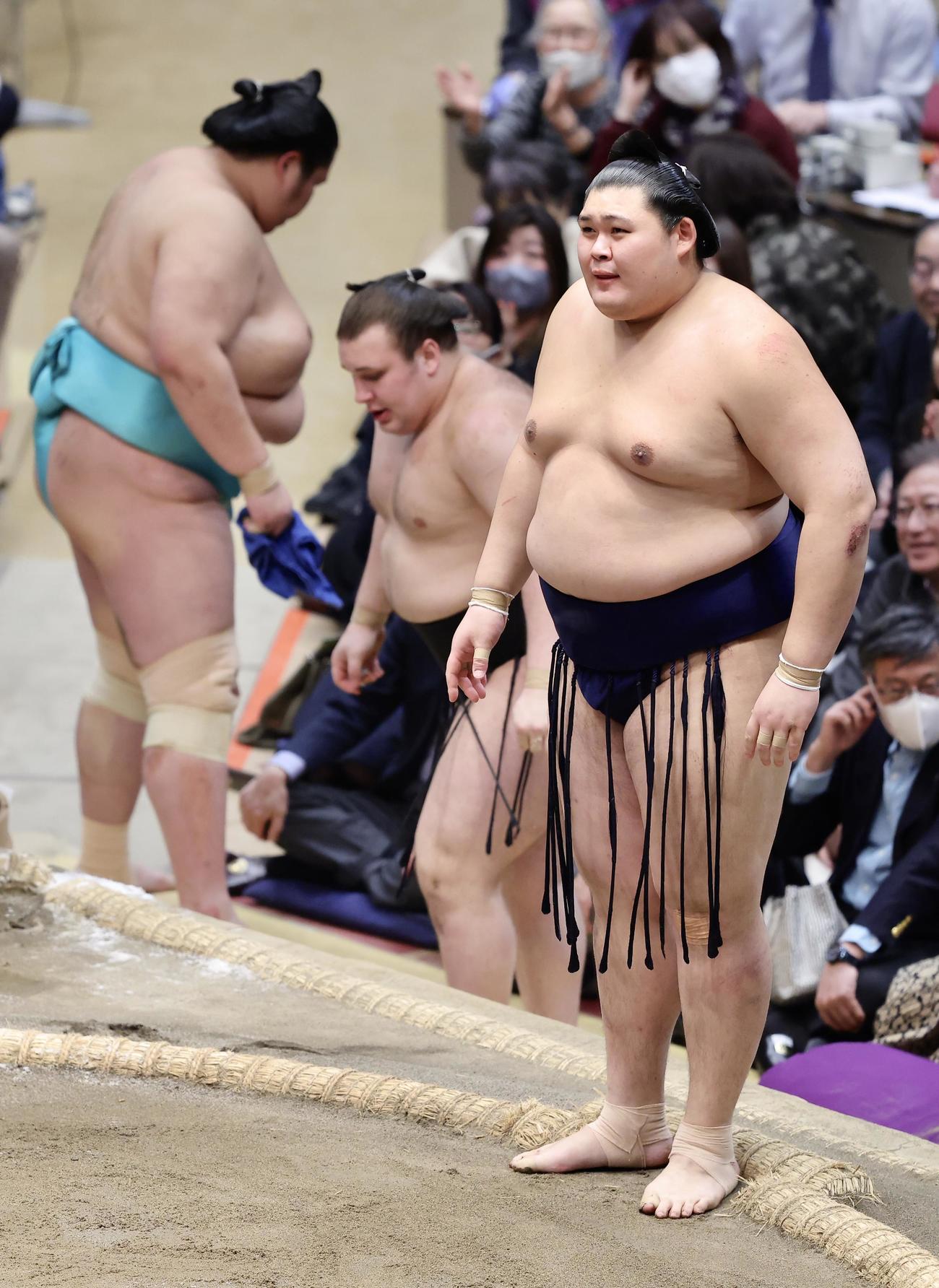 大の里（手前）は安青錦を押し倒しで破る（撮影・河田真司）